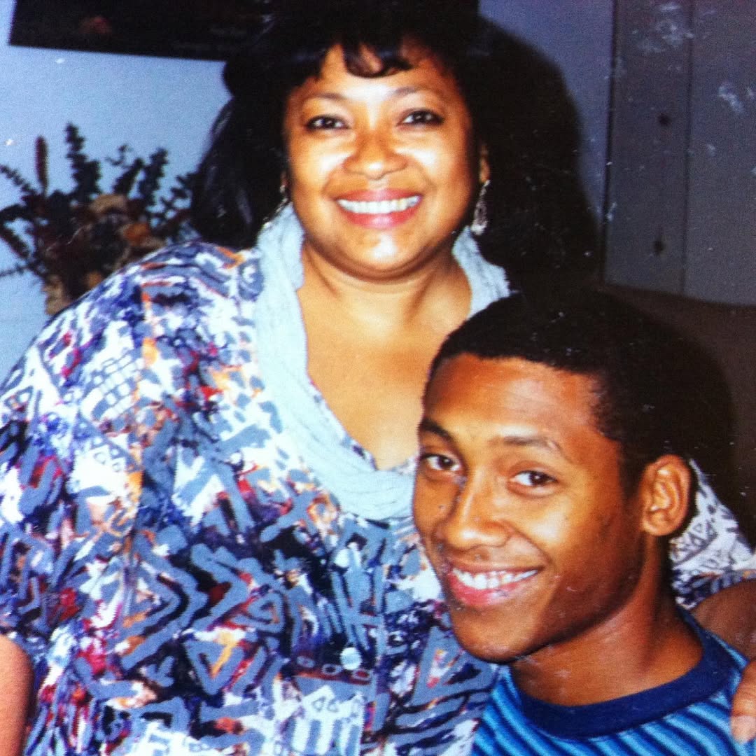 El actor posa con su madre, visto en un post fechado el 12 de mayo de 2019 | Fuente: Instagram/khalilkain