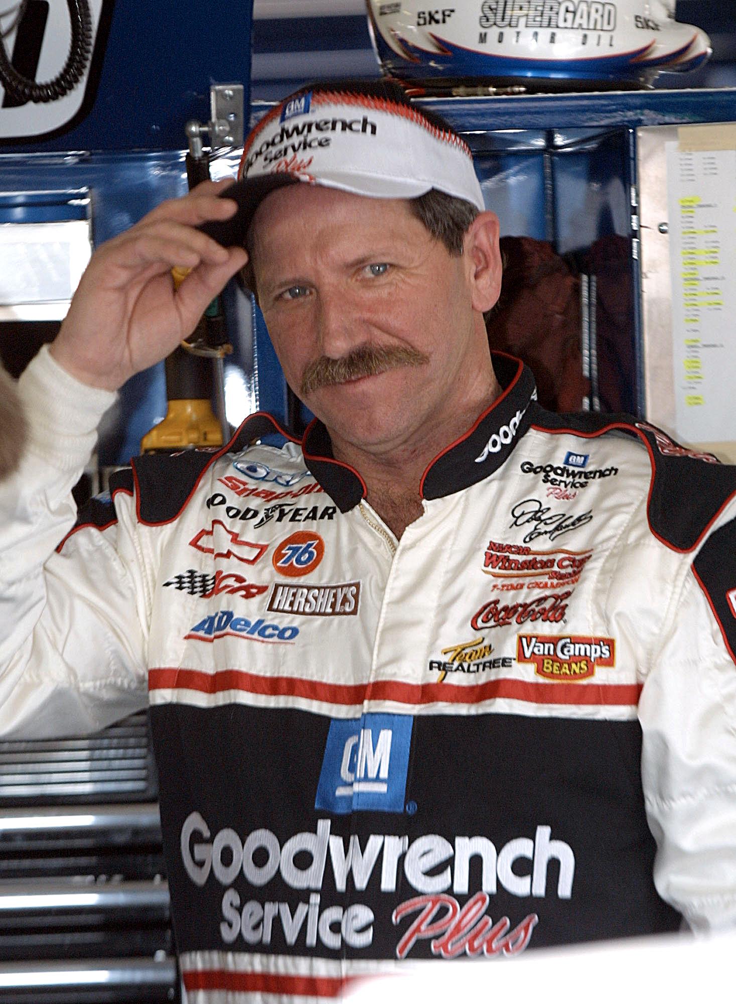 La leyenda de la NASCAR Dale Earnhardt mientras se prepara para la Daytona 500 de apertura de temporada en el Daytona International Speedway el 9 de febrero de 2001 | Fuente: Getty Images