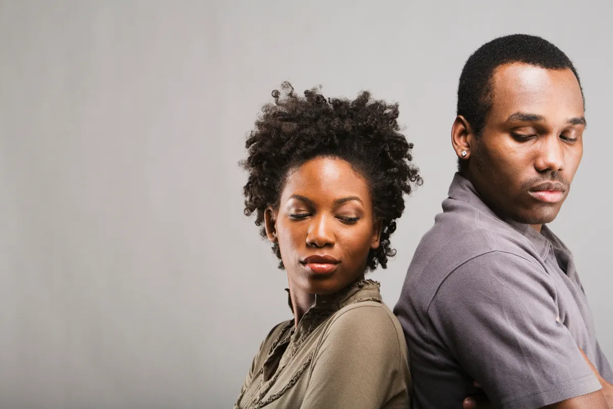 Una pareja afroamericana enfadada de espaldas | Fuente: Getty Images