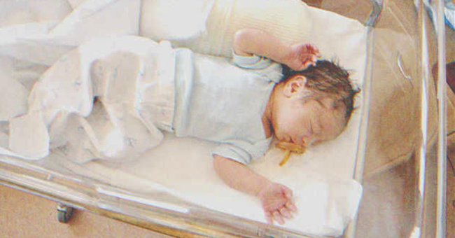 Un bebé durmiendo en una cuna de hospital | Foto: Shutterstock