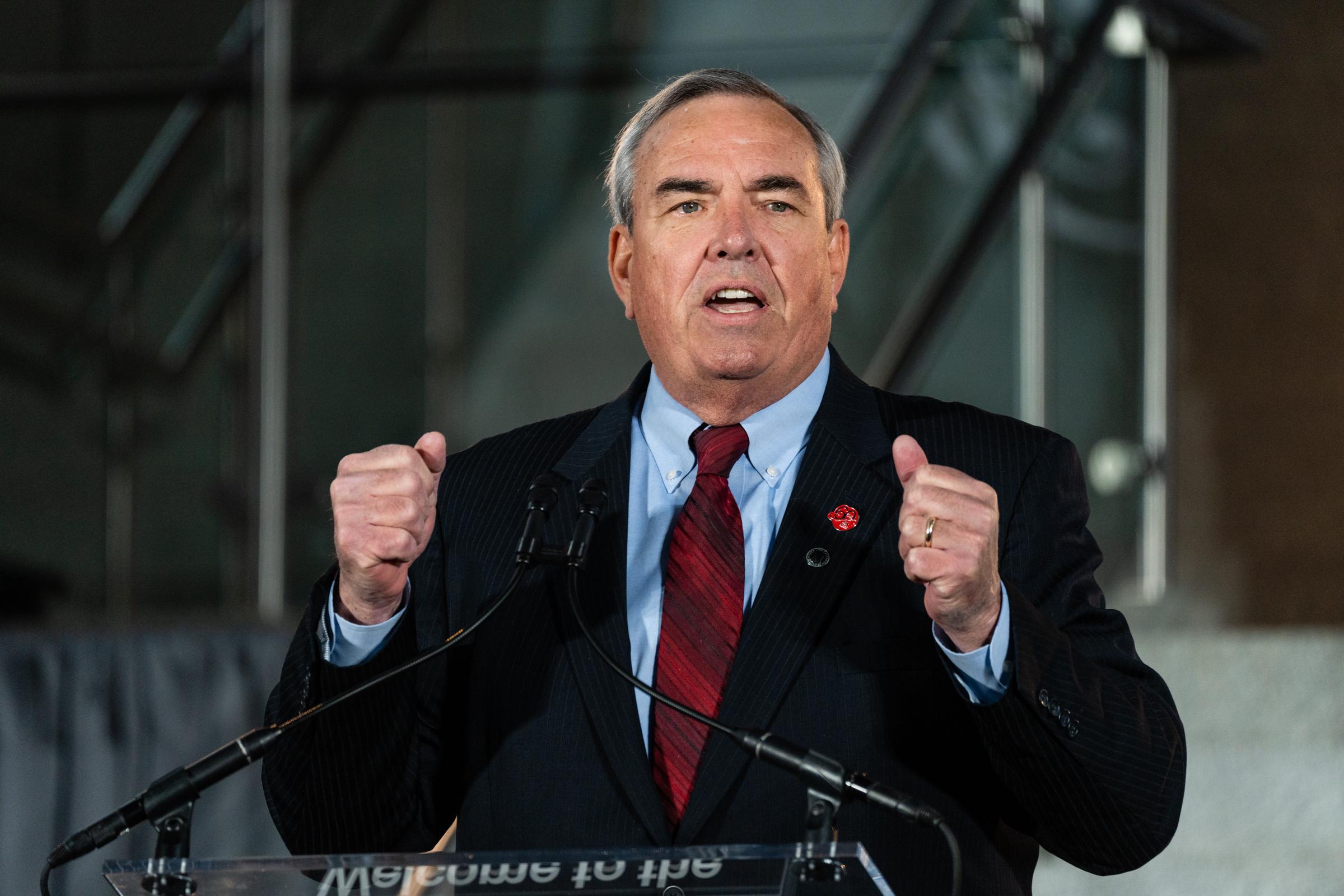 Jack Potter habla durante la inauguración de una nueva estación de Metro el 15 de noviembre de 2022, en Dulles, Virginia. | Fuente: Getty Images