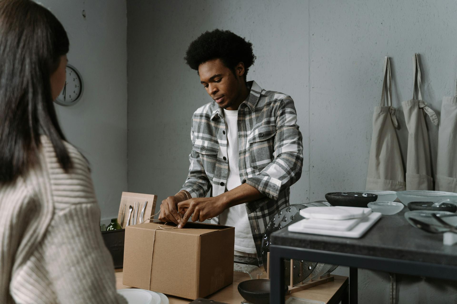 Un hombre serio empaquetando provisiones | Fuente: Pexels