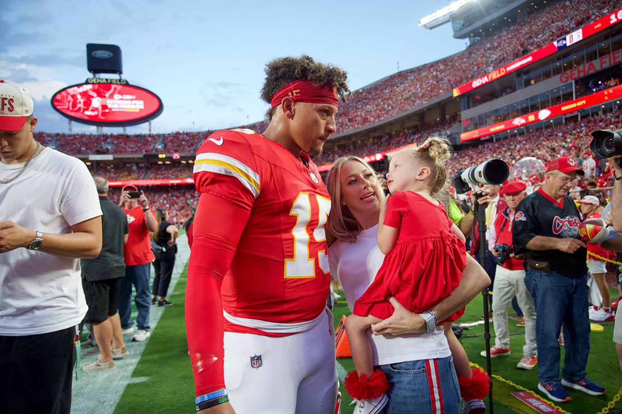 Patrick Mahomes recibe a su esposa Brittany y a su hija Sterling en la línea de banda el 5 de septiembre de 2024, en el GEHA Field del estadio Arrowhead de Kansas City, Misuri. | Fuente: Getty Images