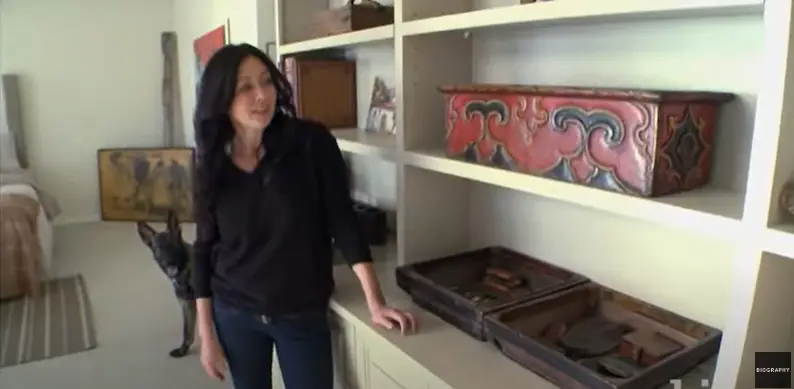 Shannen Doherty buscando casa en 2015. | Fuente: YouTube/Biografía