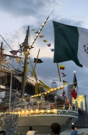 El buque mexicano se acercó mucho a los espectadores tras el impactó contra el puente de Brooklyn. | Fuente: TikTok/Vlad Moscow.