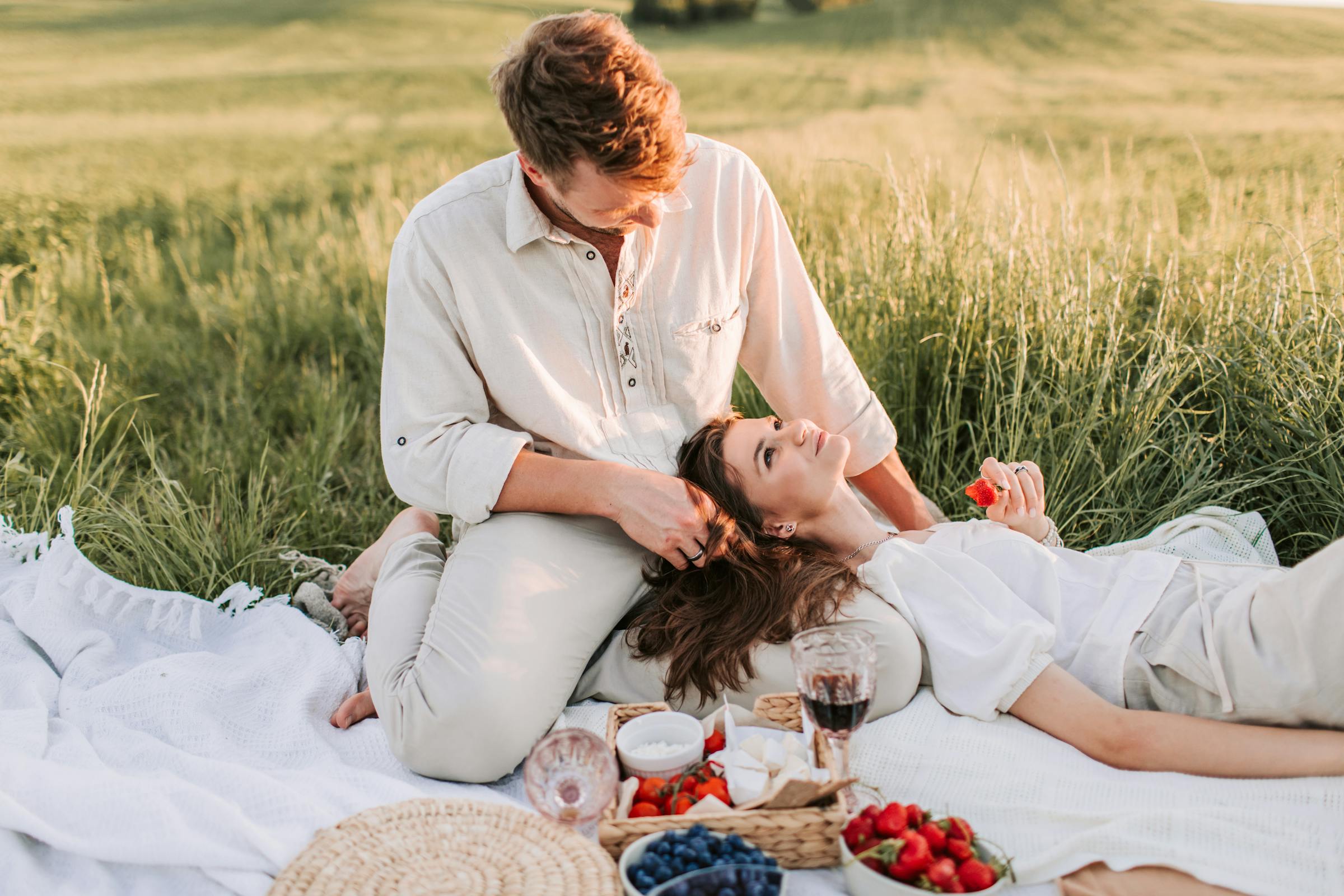 Una pareja en una cita de picnic | Fuente: Pexels