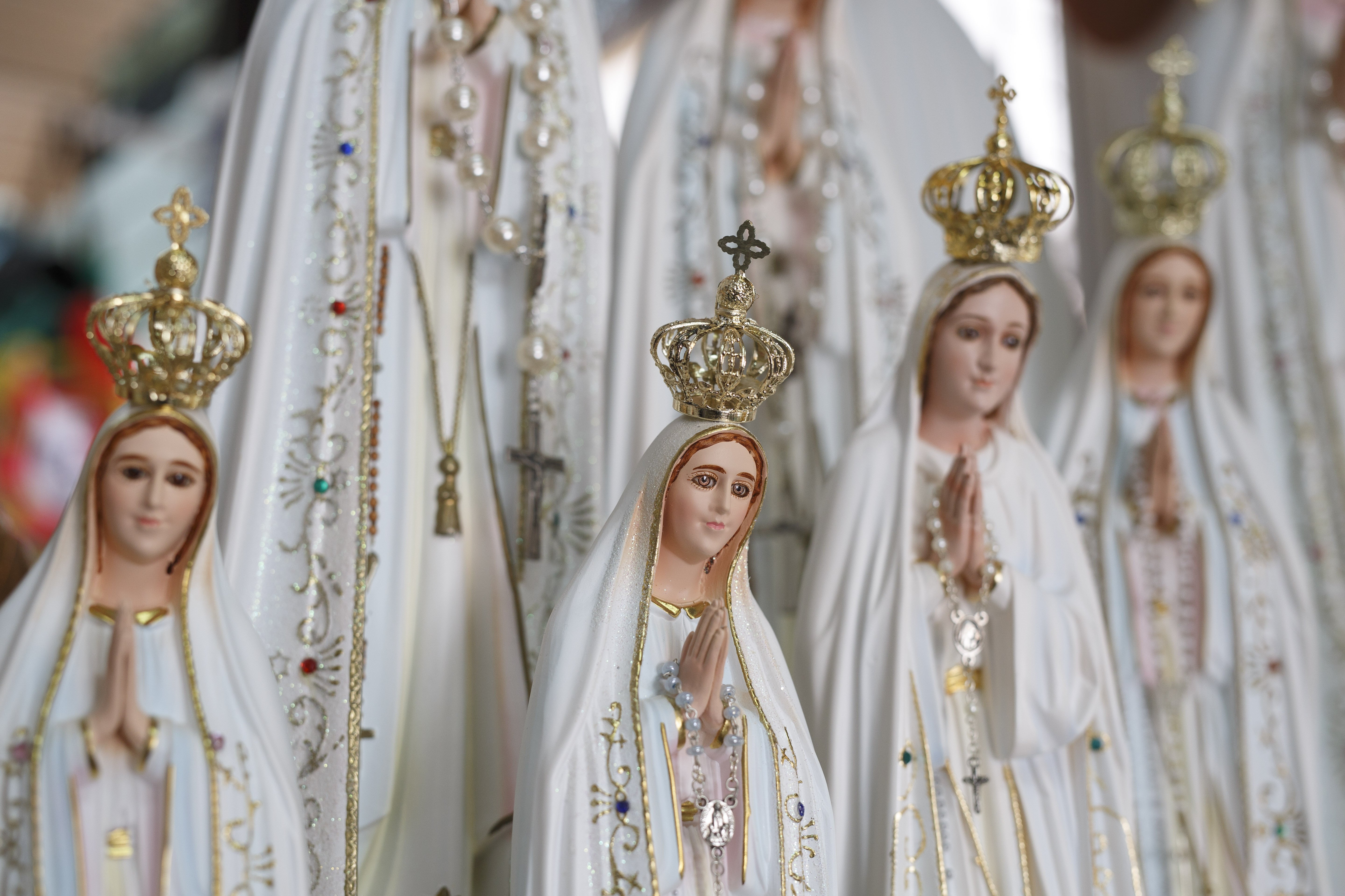 Estatuillas de la Virgen de Fátima. | Foto: Getty Images