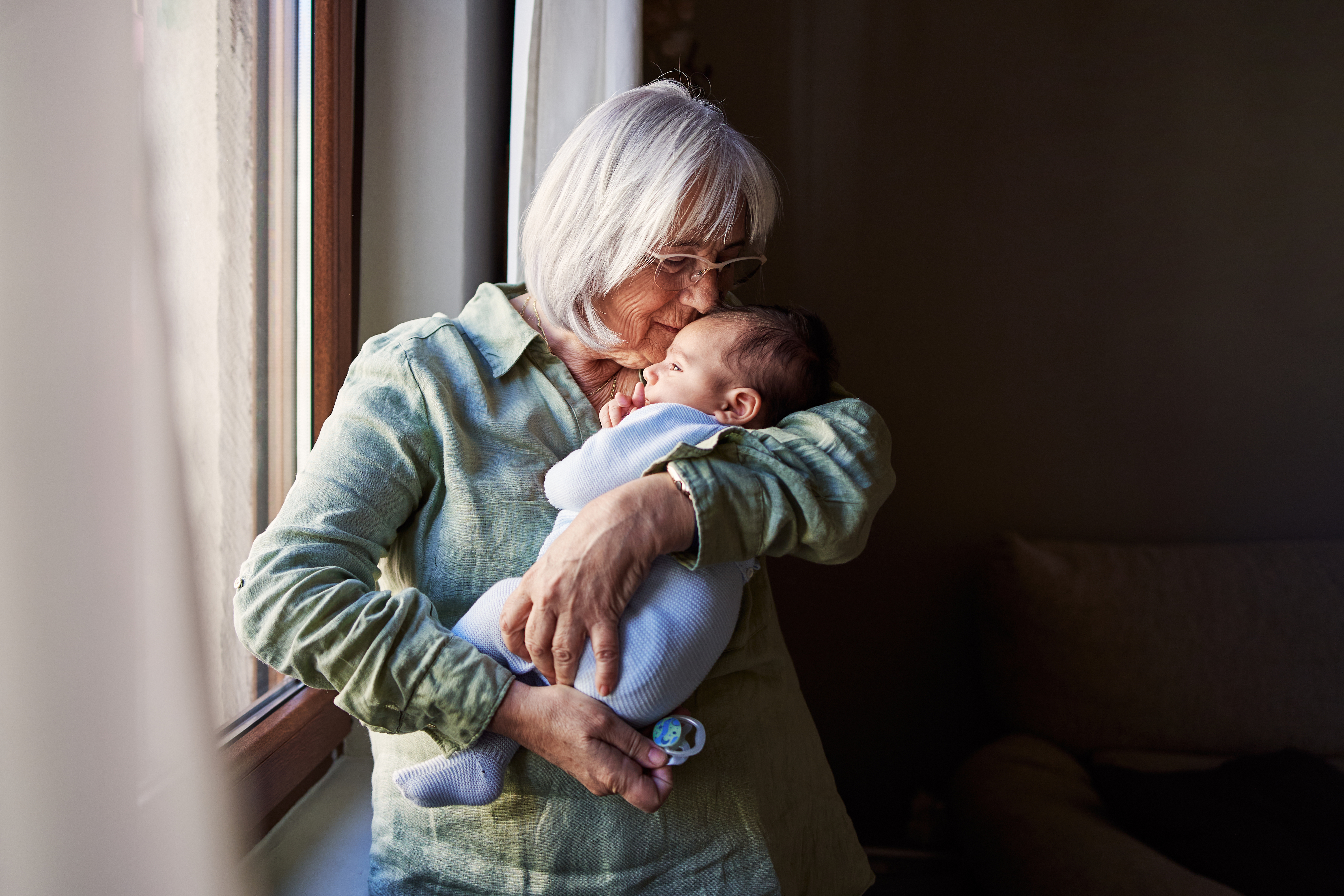 Abuela cuidando a un bebé | Foto: Getty Images