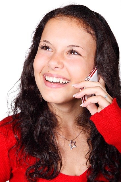 Mujer hablando por teléfono celular. | Foto: Pixabay