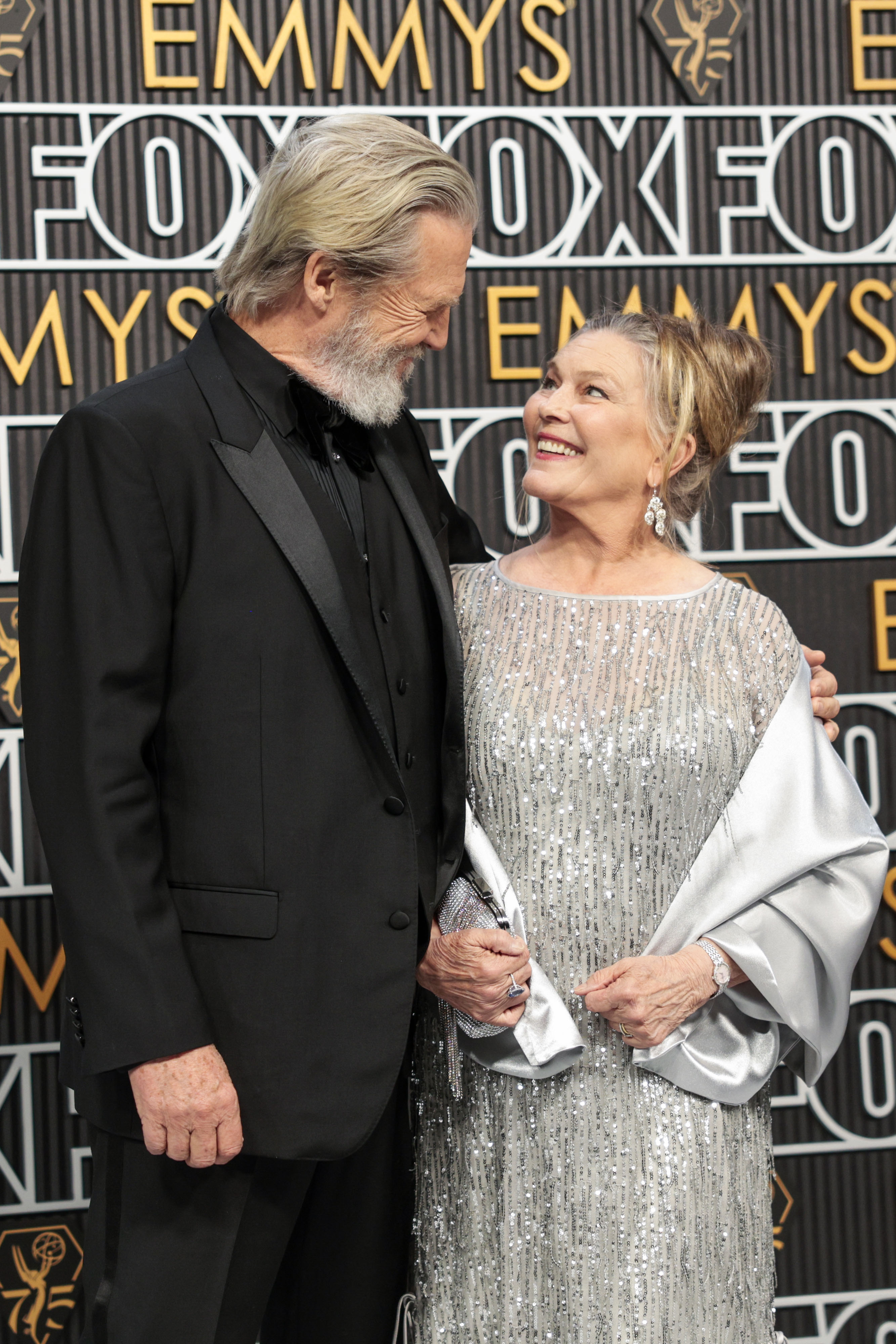 Jeff y Susan Bridges en la 75ª edición de los premios Primetime Emmy en Los Ángeles, California, el 15 de enero de 2024. | Fuente: Getty Images