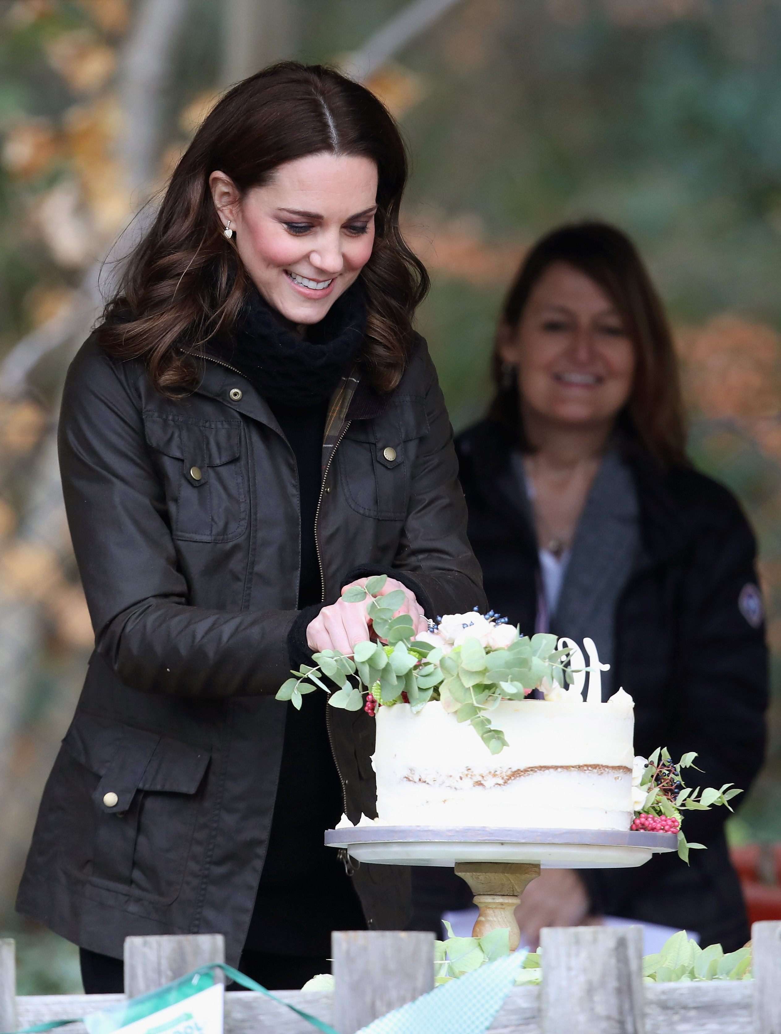 Kate Middleton corta un pastel durante su visita a la Escuela Primaria Robin Hood en Londres, Inglaterra, el 29 de noviembre de 2017 | Fuente: Getty Images