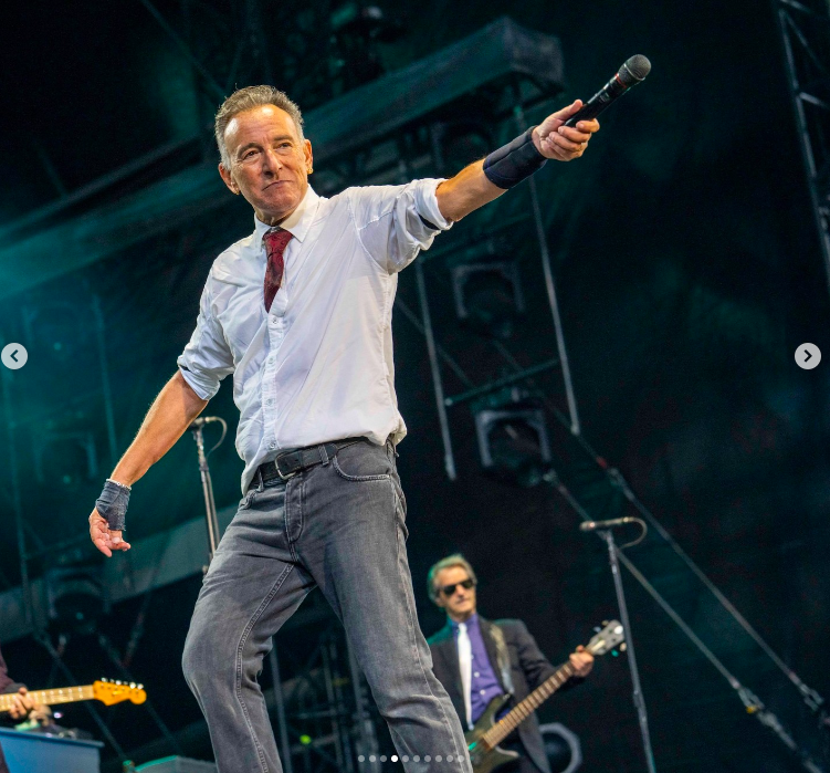 Bruce Springsteen actuando en un concierto, publicado el 30 de agosto de 2024 | Fuente: Instagram/springsteen