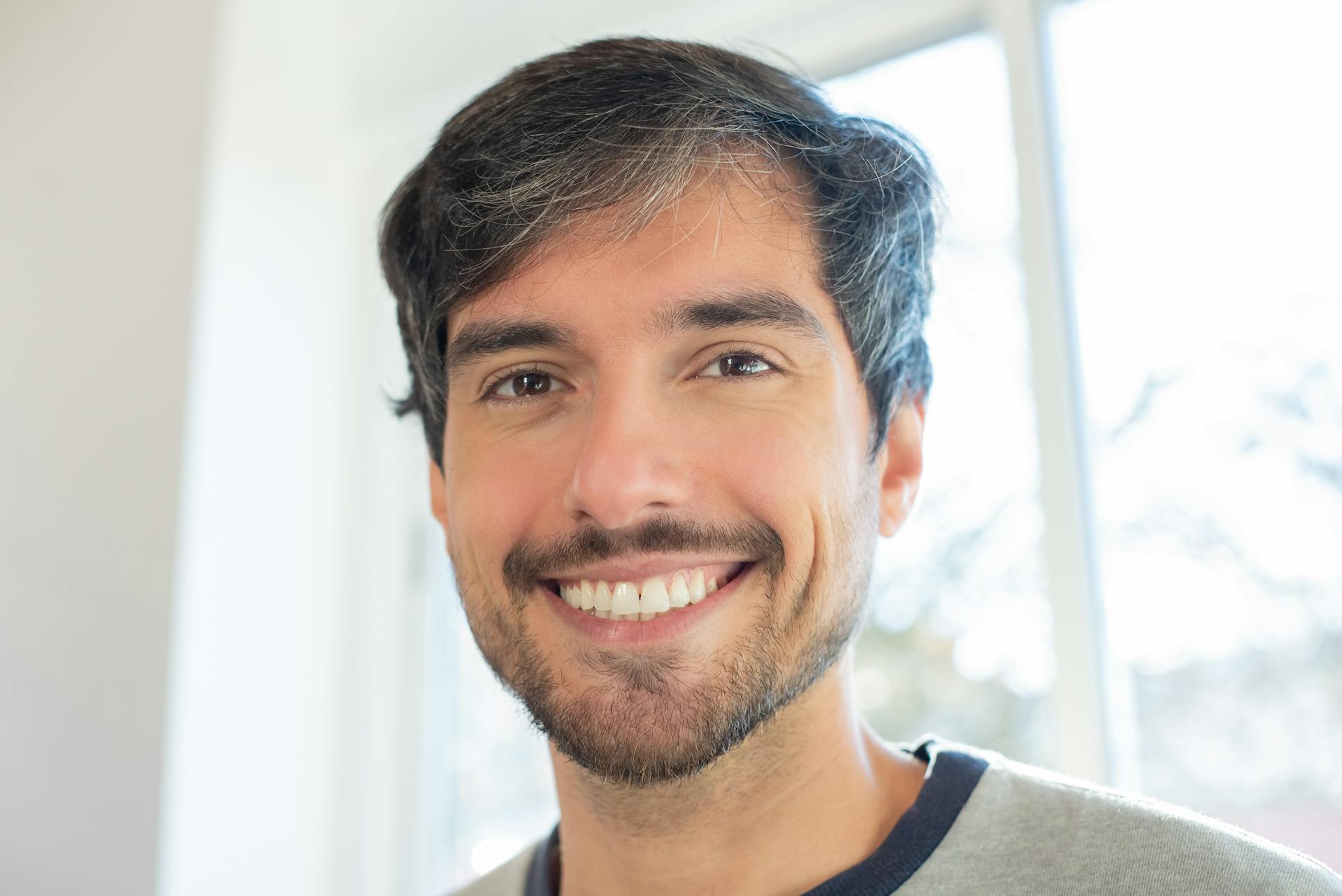 Un hombre sonriente | Fuente: Pexels