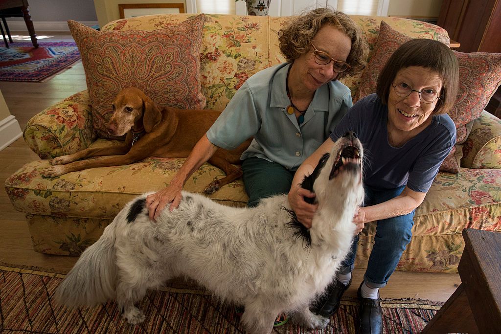 Linda Hunt con su esposa Karen Klein en 2014, en su casa de Los Angeles. | Foto: Getty Images