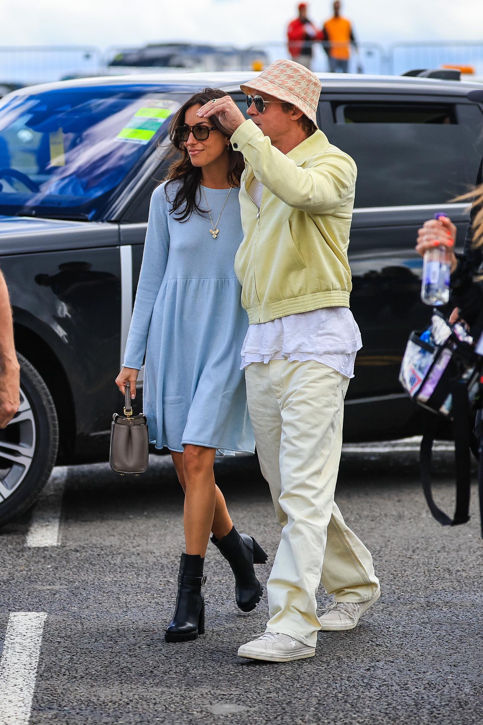 Pitt y De Ramon llegaron al paddock durante el Gran Premio de Gran Bretaña, en el circuito de Silverstone, en Inglaterra; era su primera aparición pública juntos. De Ramon llevaba un vestido azul claro con botas negras, mientras que Pitt combinó un conjunto de colores claros con un sombrero de pescador estampado y gafas de sol.