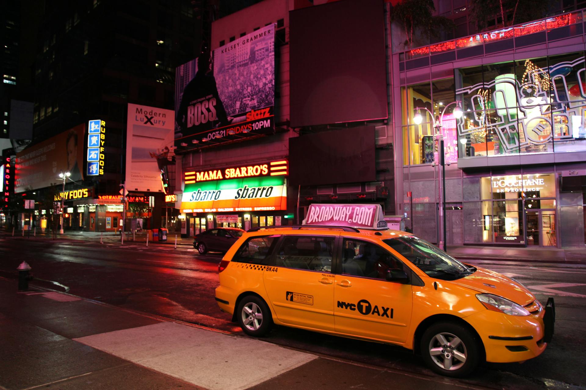 Un taxi amarillo en una carretera durante la noche | Foto: Pexels