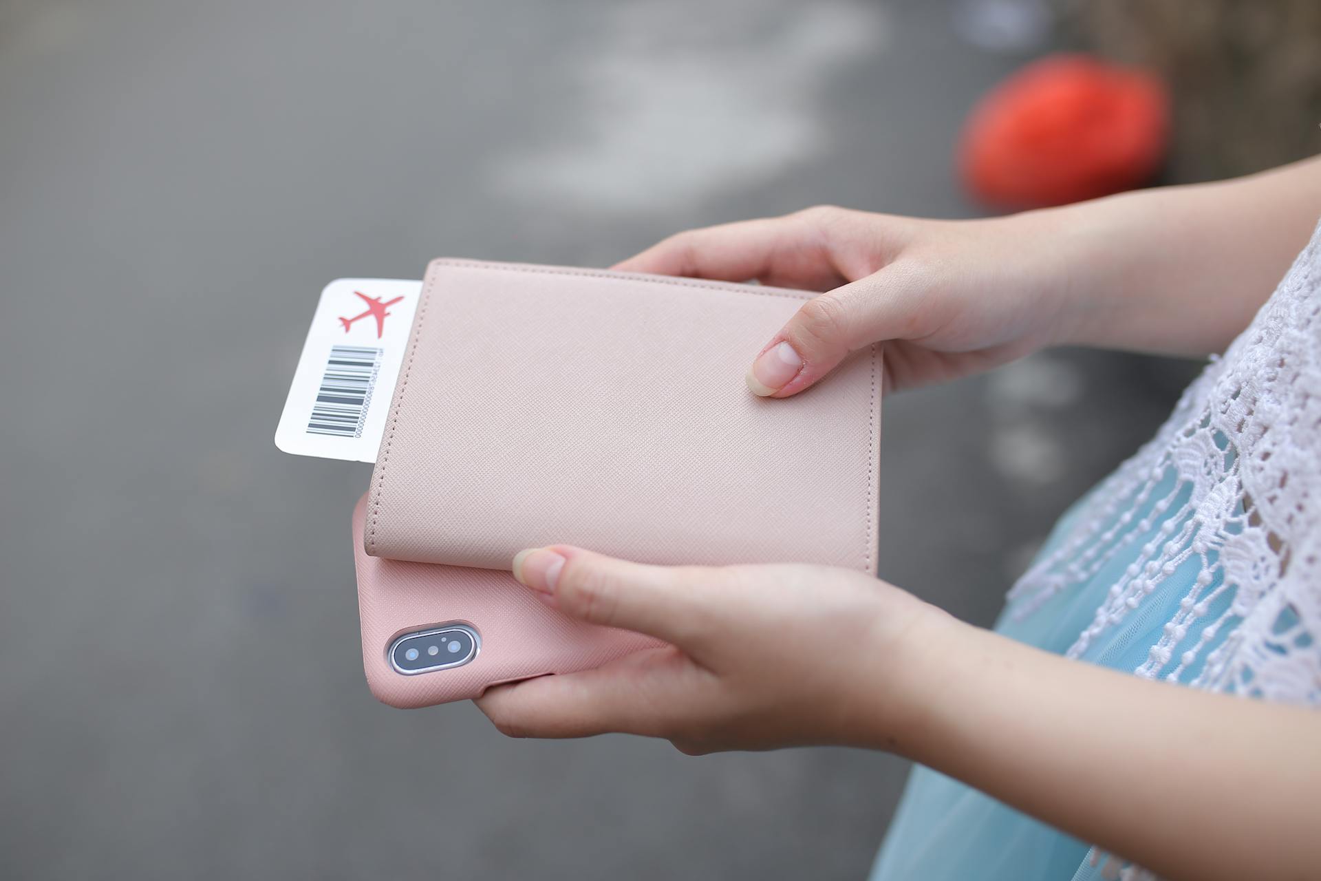 Una mujer con un billete y un teléfono en la mano | Fuente: Pexels