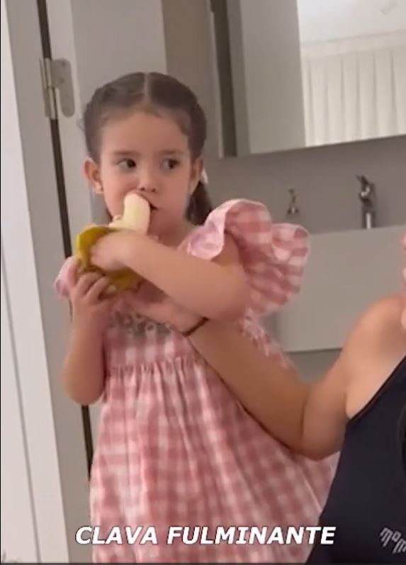 Sarah Burlando no quiere compartir su comida con su sobrino, Beltrán | Fuente: Instagram/barbaritafranco21