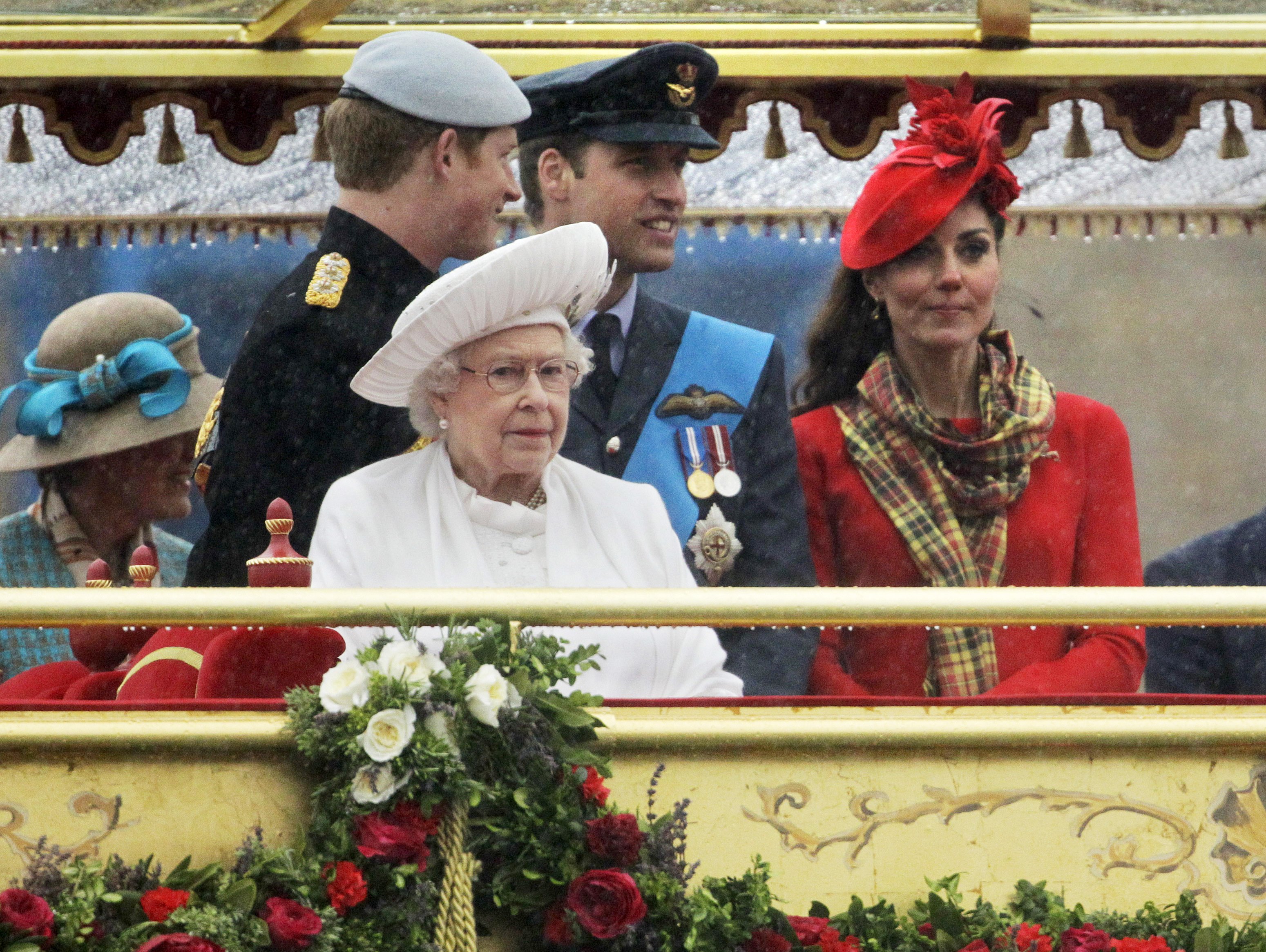 El príncipe Harry, la reina británica Elizabeth II, el príncipe William y Catherine, Duquesa de Cambridge, durante el desfile en el río por el Jubileo de Diamante en Londres el 3 de junio de 2012. | Foto: Getty Images