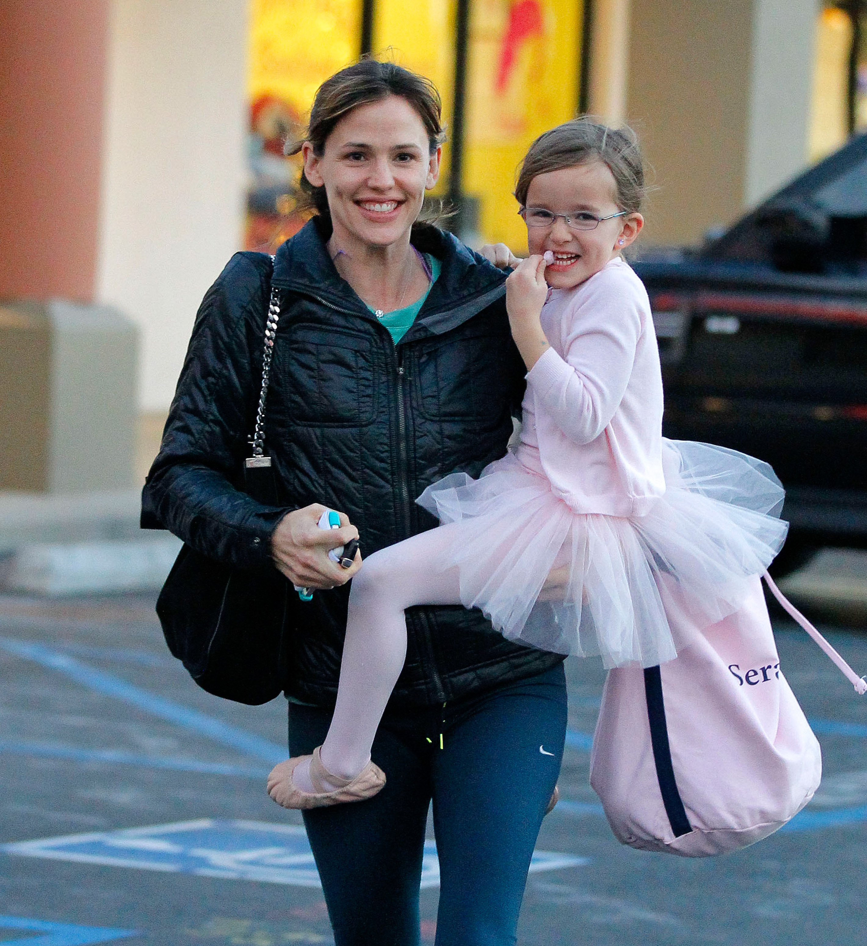 Jennifer Garner y Seraphina Affleck son vistas el 13 de diciembre de 2013, en Los Ángeles, California | Fuente: Getty Images