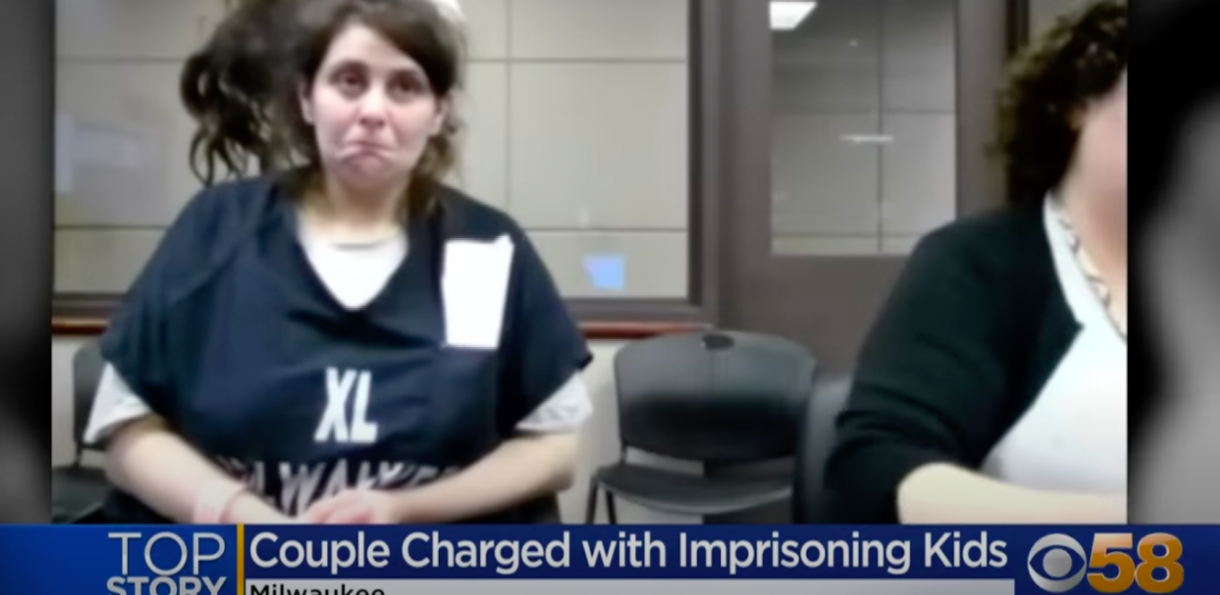 Captura de pantalla de la madre de los pequeños, Katie Koch, acusada de una serie de delitos graves publicada el 18 de julio de 2023. | Foto: YouTube.com/CBS 58