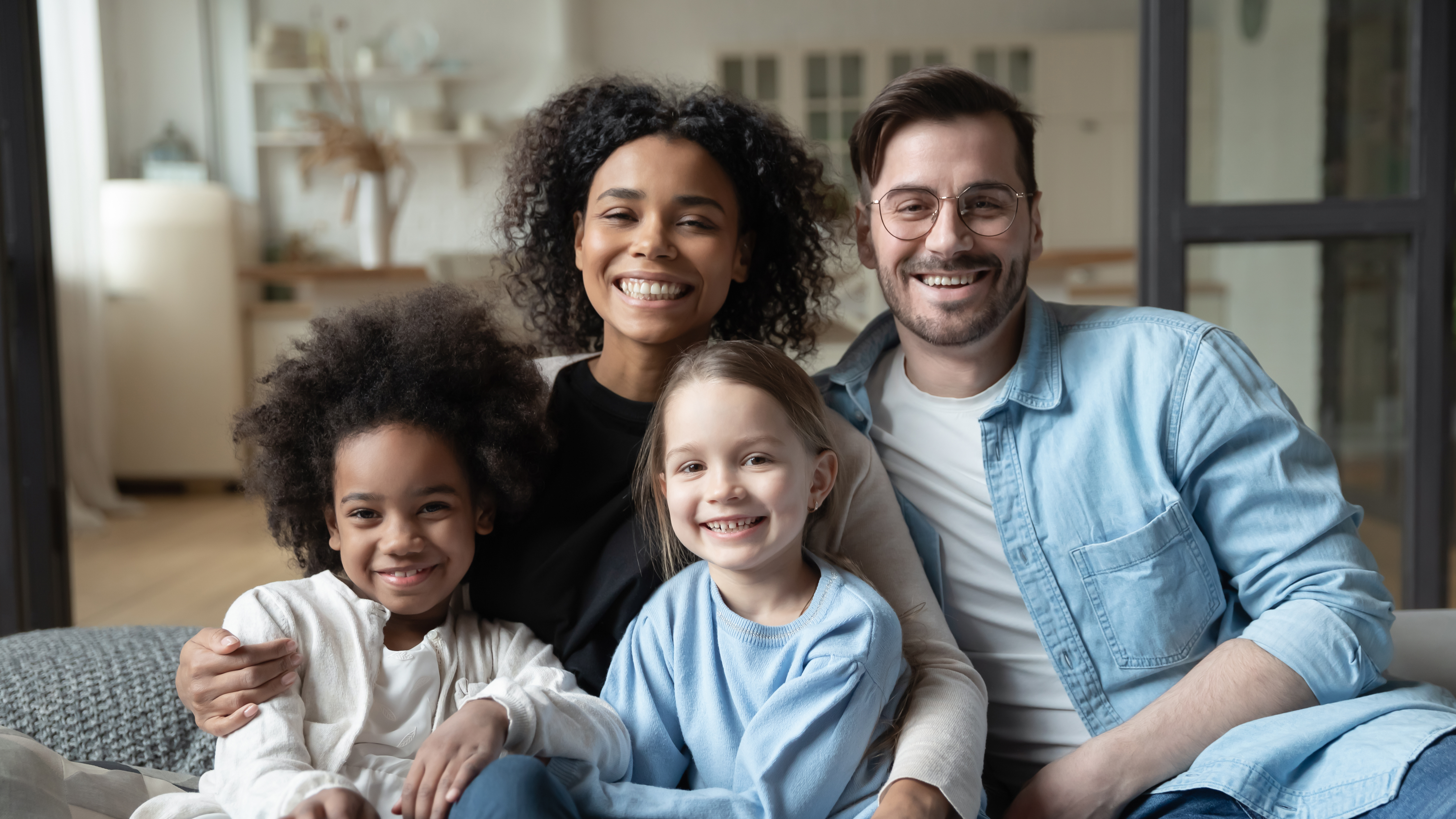 Una familia birracial formada por un padre, una madre y sus dos hijos | Foto: Shutterstock