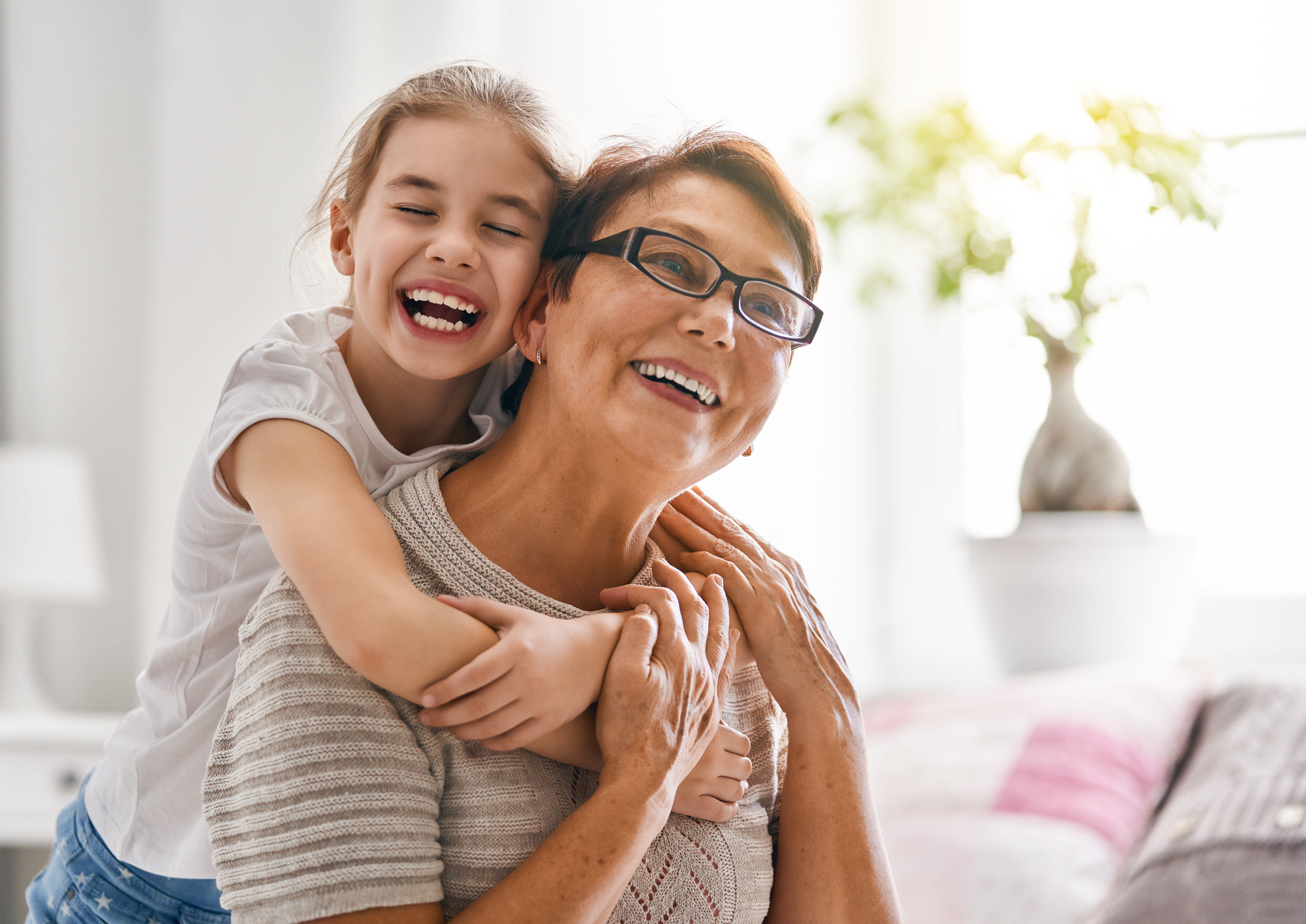 Niña y su abuela sonriendo | Foto: Shutterstock