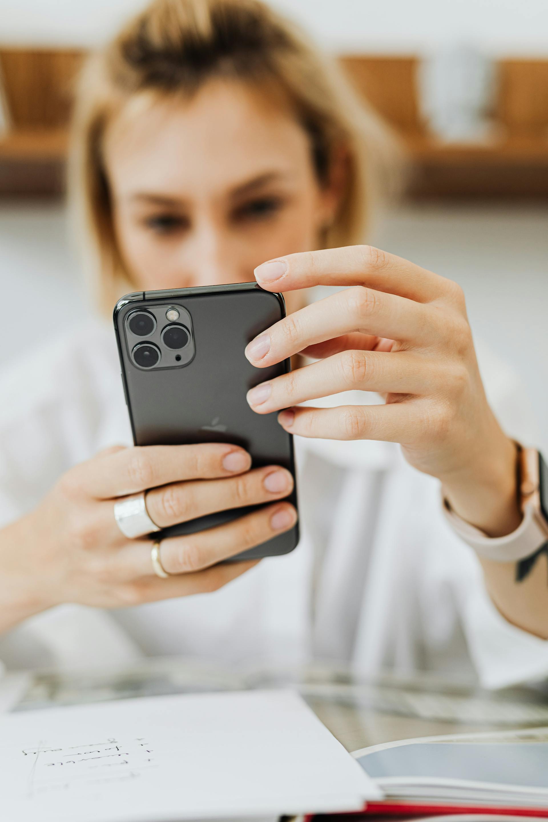Una mujer mirando su móvil | Fuente: Pexels