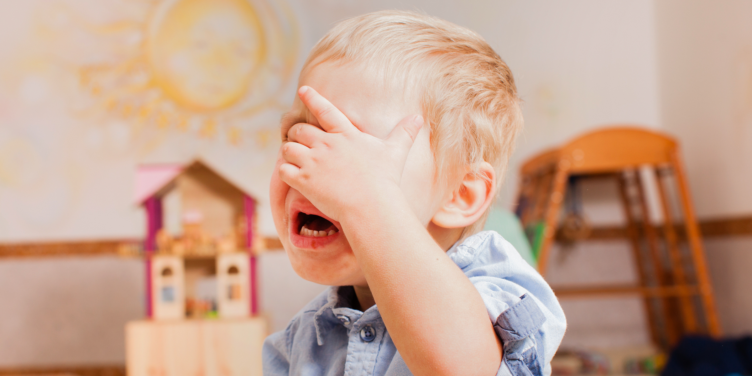 Un niño tapándose la cara y llorando | Fuente: Shutterstock