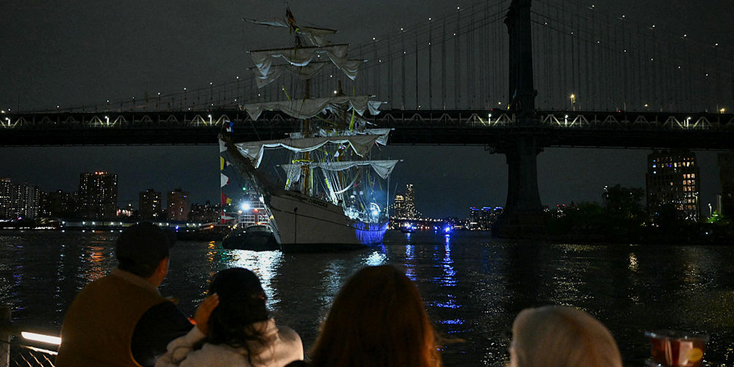 Buque mexicano choca contra el puente de Brooklyn. | Fuente: Getty Images
