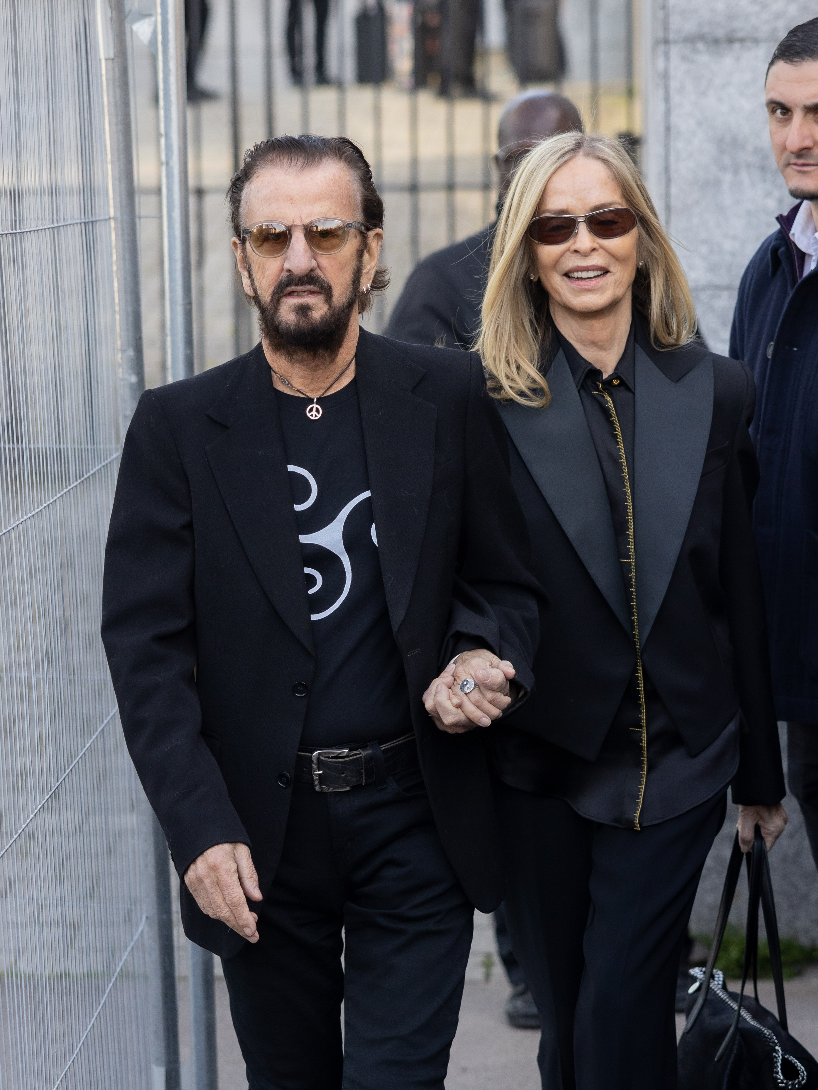 Ringo Starr y Barbara Bach en el desfile de ropa de mujer otoño/invierno de Stella McCartney en la Semana de la Moda de París el 4 de marzo de 2024, en París, Francia | Fuente: Getty Images