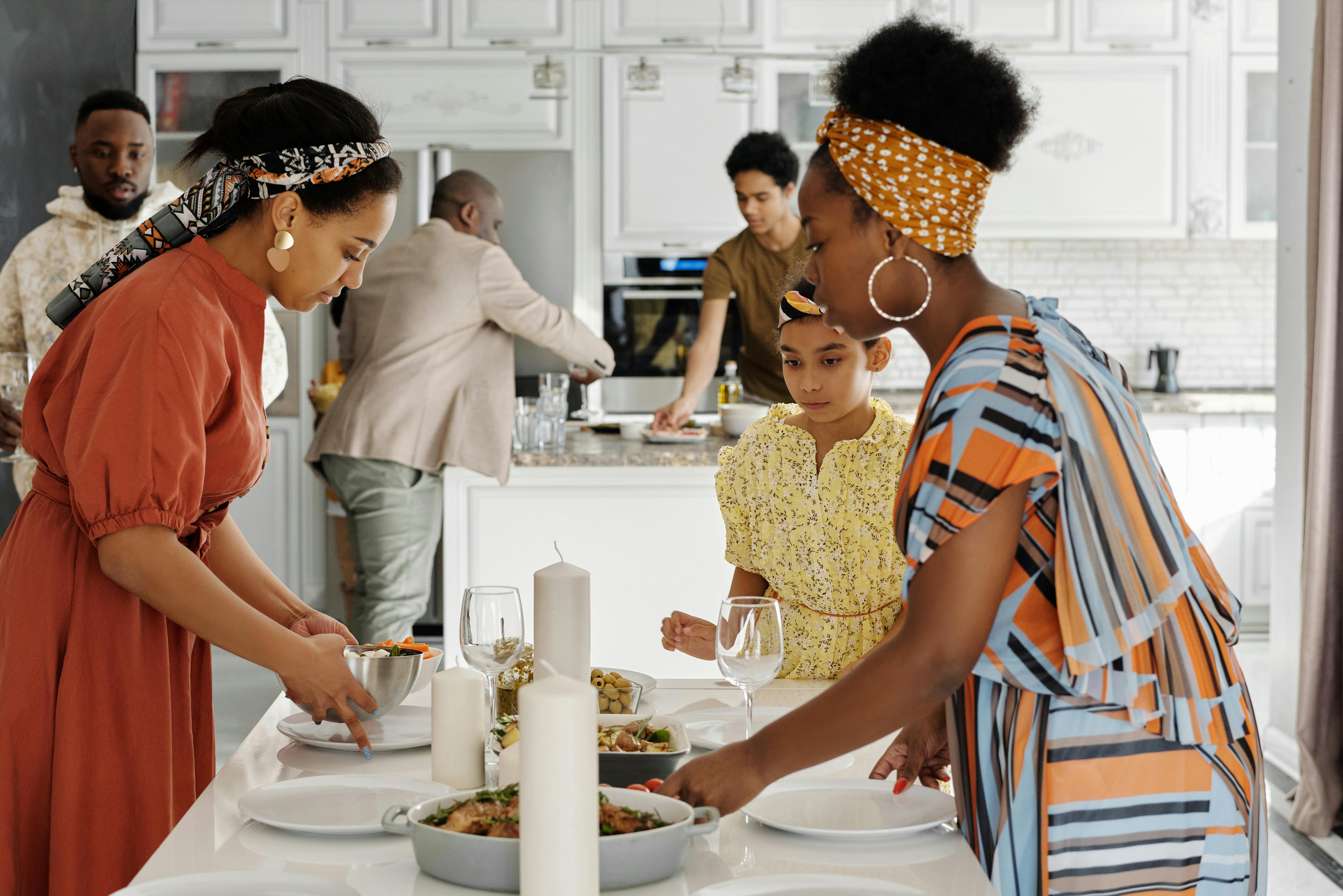 Familia y amigos preparando una comida | Fuente: Pexels