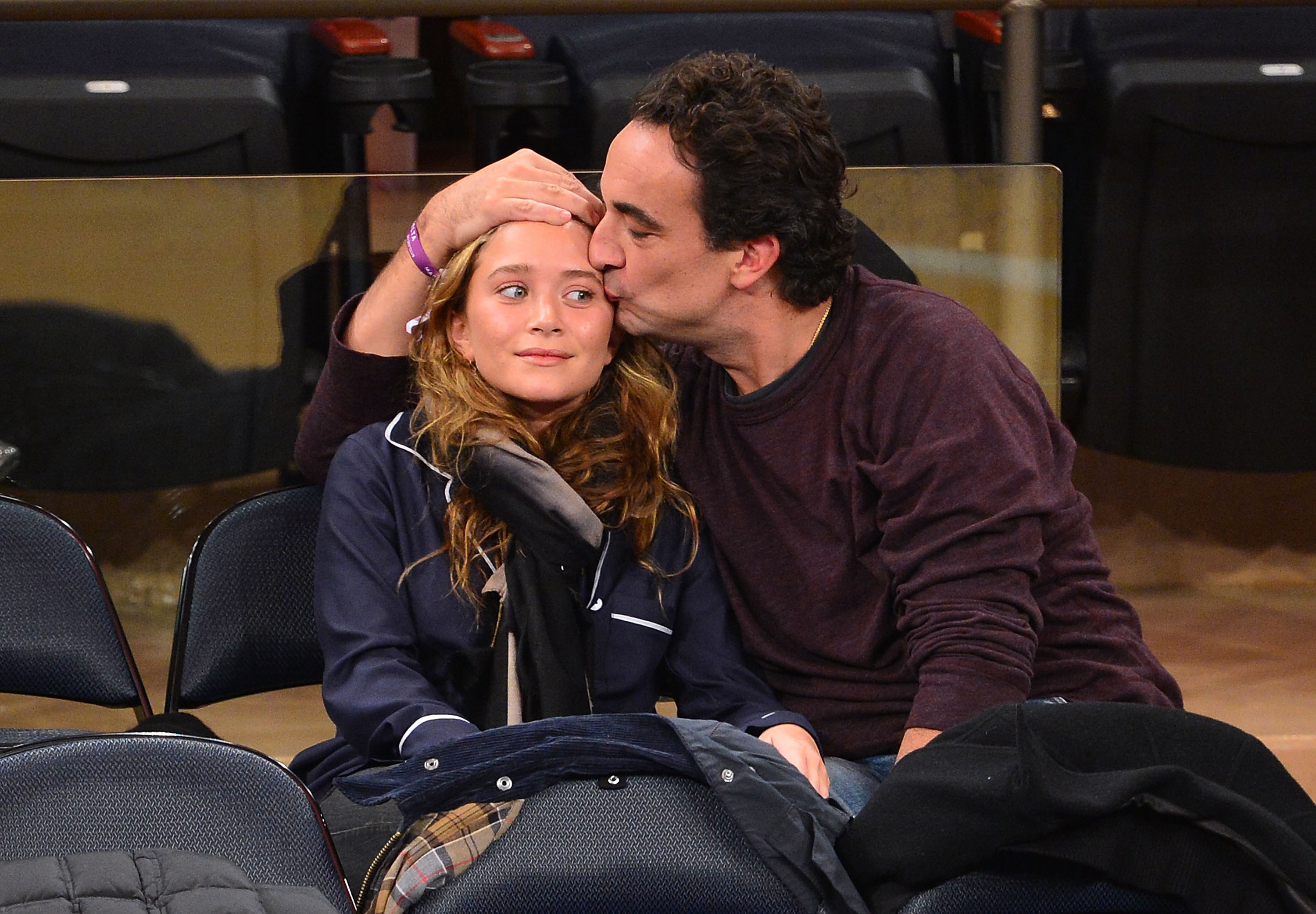 Mary-Kate Olsen y Olivier Sarkozy en un partido en el Madison Square Garden el 9 de noviembre de 2012, en Nueva York | Fuente: Getty Images