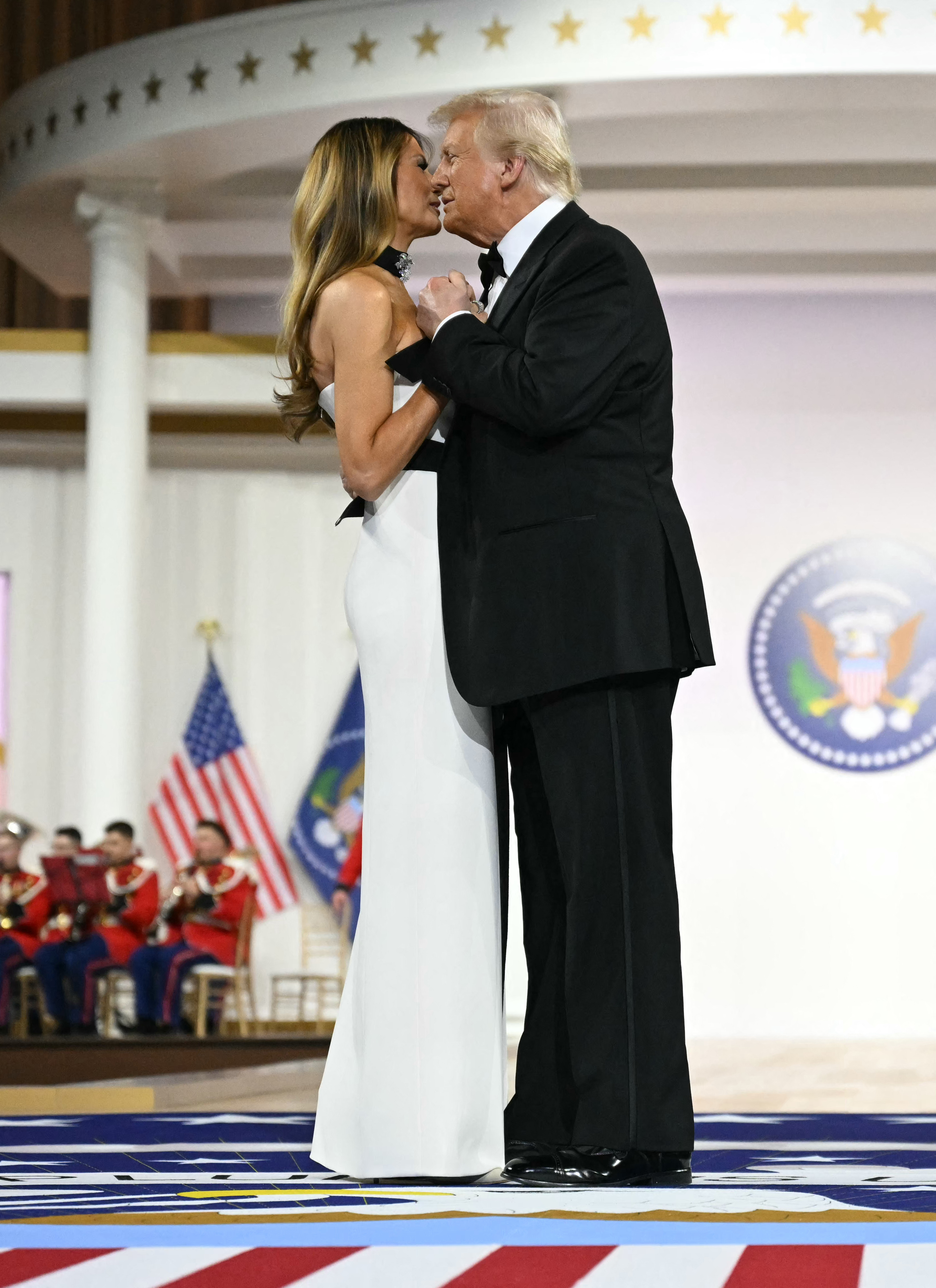 El presidente de EEUU, Donald Trump, y la primera dama, Melania Trump, bailan al ritmo de "The Battle Hymn of the Republic" | Fuente: Getty Images