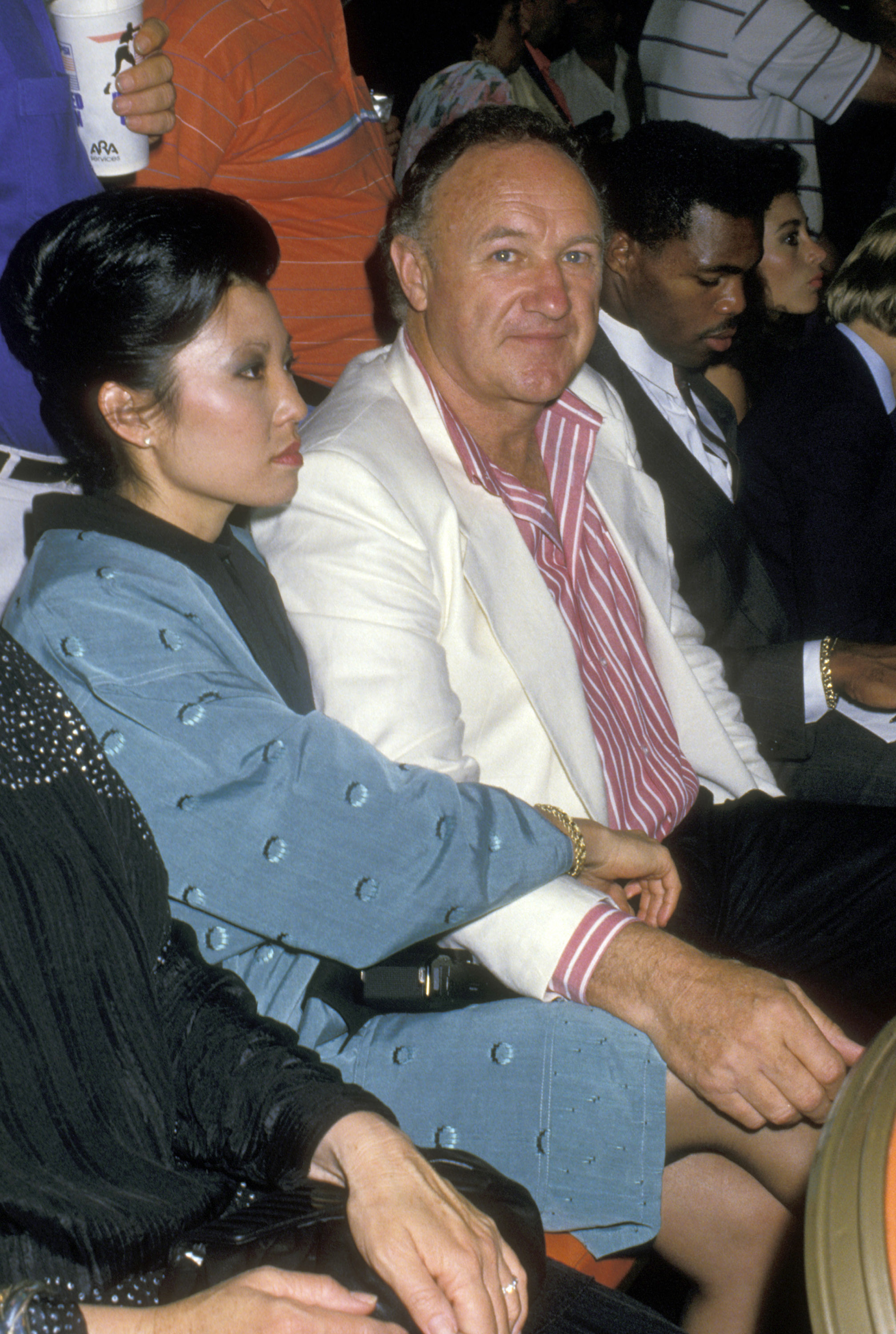 Betsy Arakawa y Gene Hackman en el combate entre Mike Tyson y Michael Spinks el 27 de junio de 1988, en Atlantic City, Nueva Jersey | Fuente: Getty Images