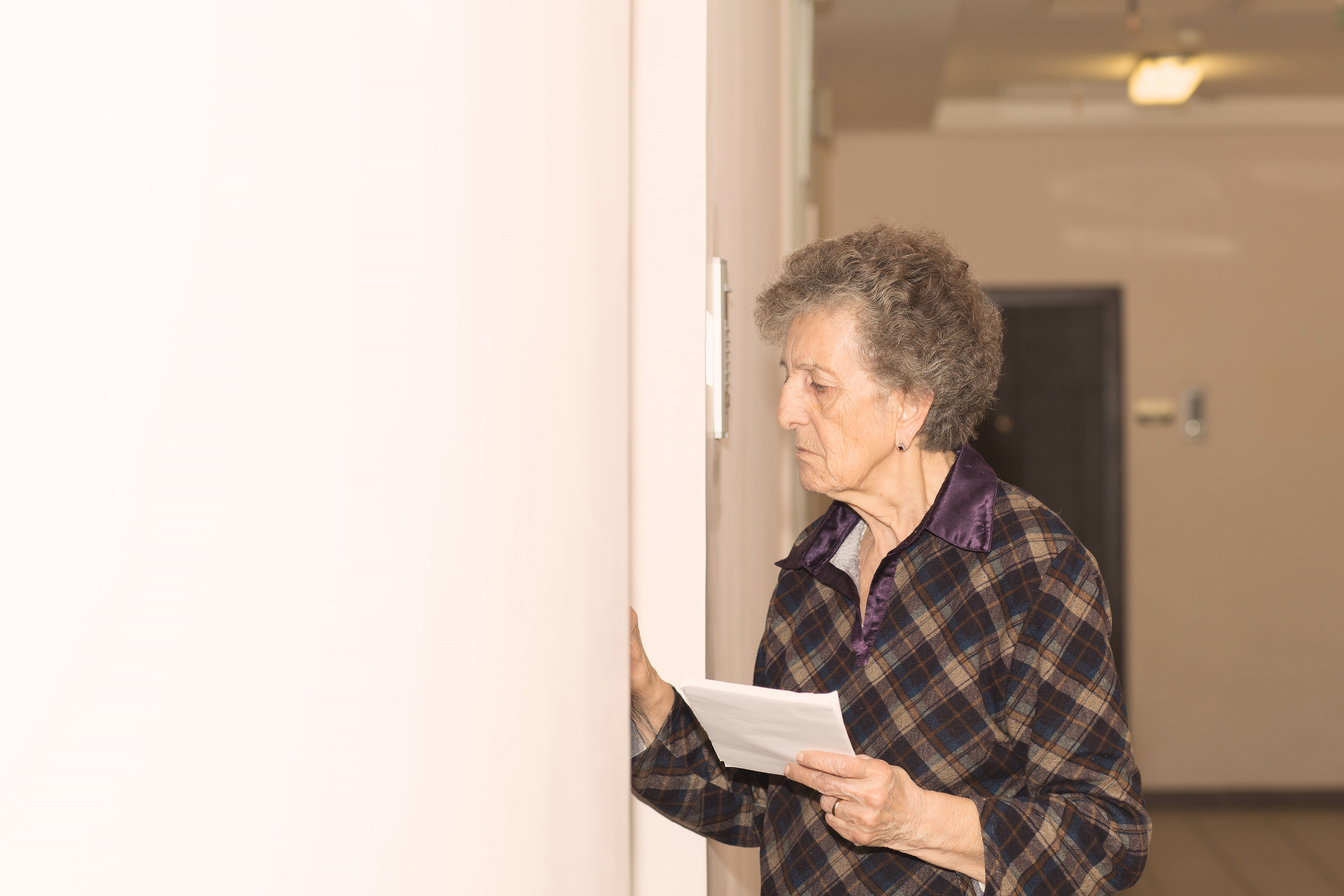 Una mujer delante de una puerta | Foto: Shutterstock