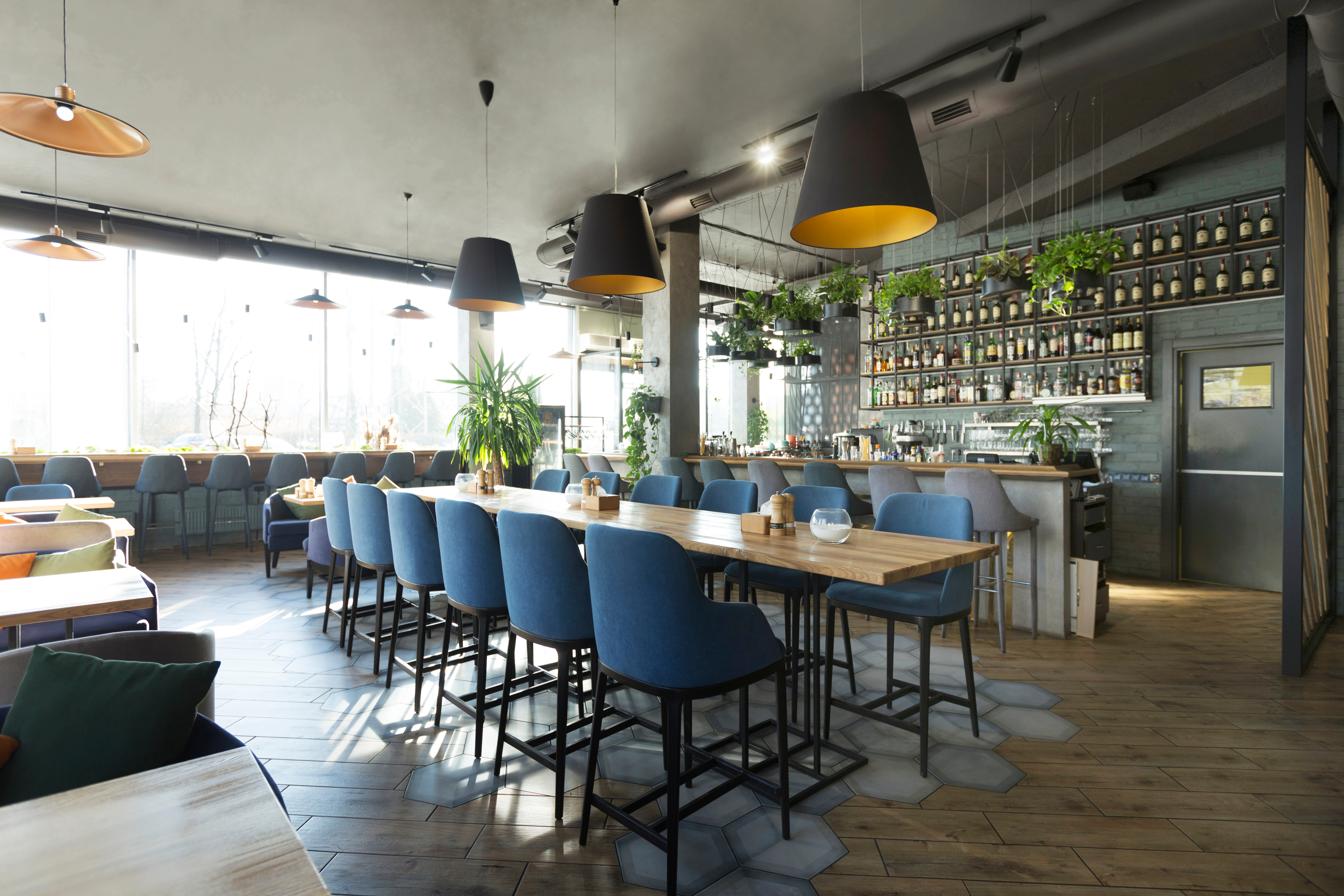 Elegante interior de restaurante para cenar y descansar. | Fuente: Shutterstock