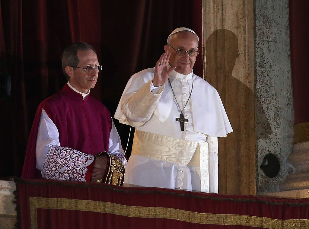 El recién elegido papa Francisco aparece en el balcón central de la Basílica de San Pedro el 13 de marzo de 2013 en Ciudad del Vaticano, Vaticano. El cardenal argentino Jorge Mario Bergoglio fue elegido 266º pontífice y dirigirá a los 1.200 millones de católicos del mundo.