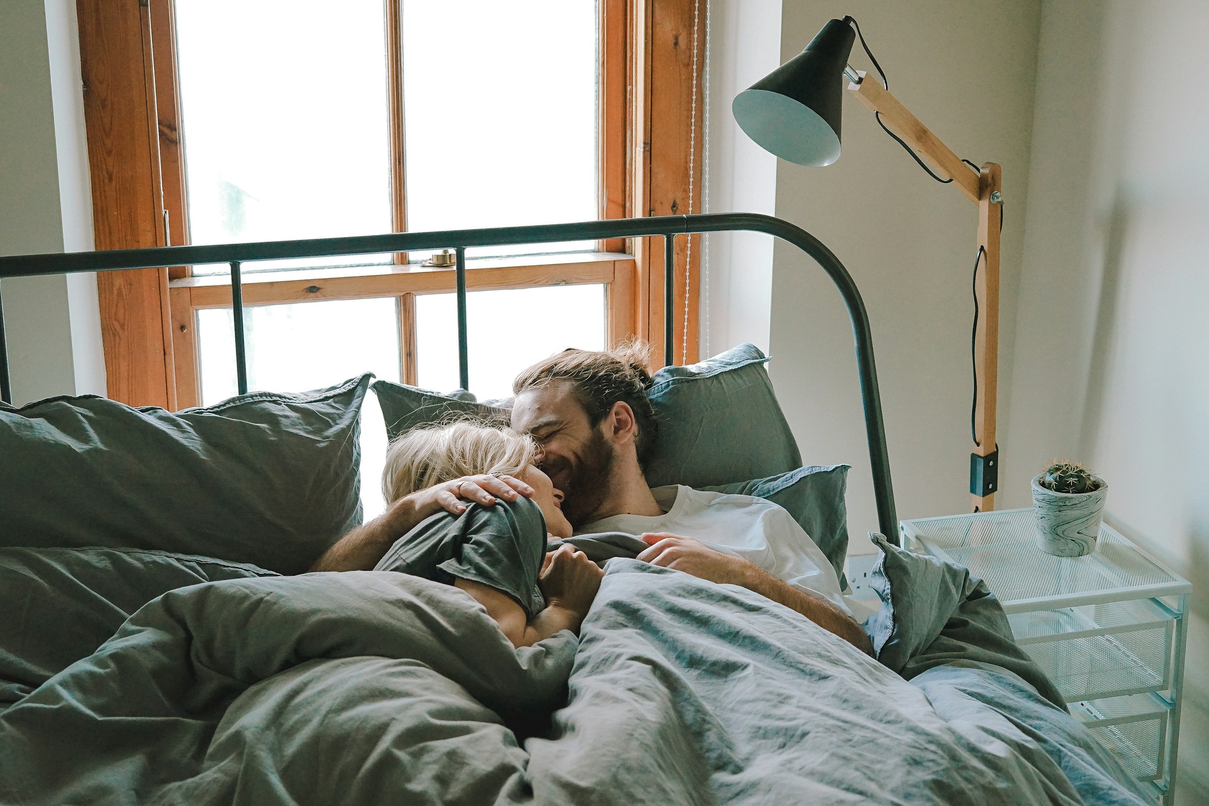 Una pareja en la cama | Foto: Unsplash