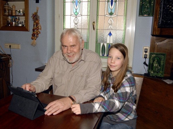 Foto de un anciano y su hija | Foto: Getty Images