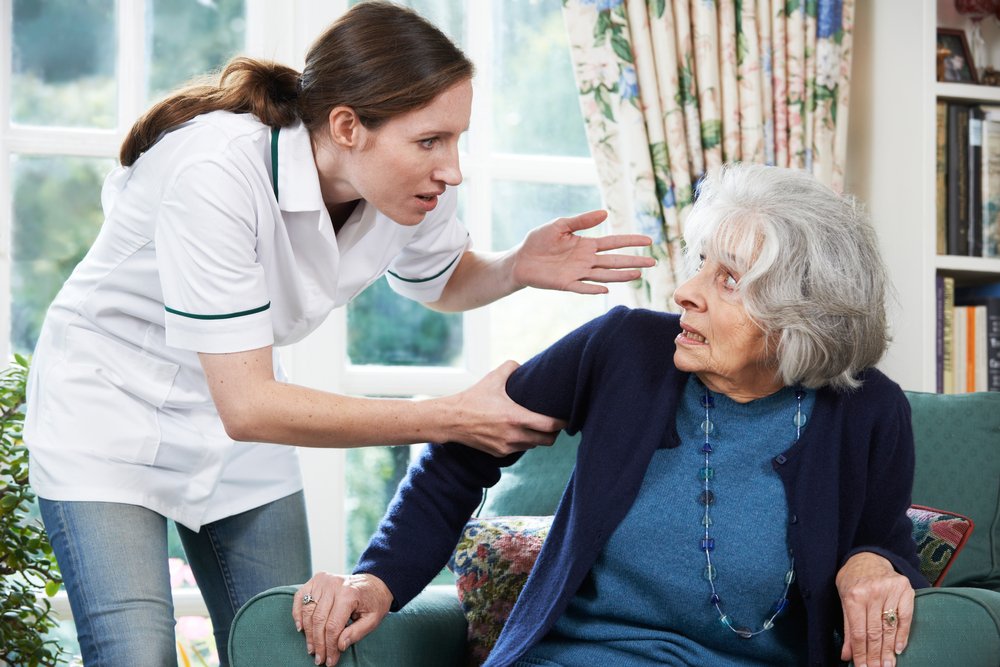 Mujer toma por el brazo a una anciana .| Fuente: Shutterstock