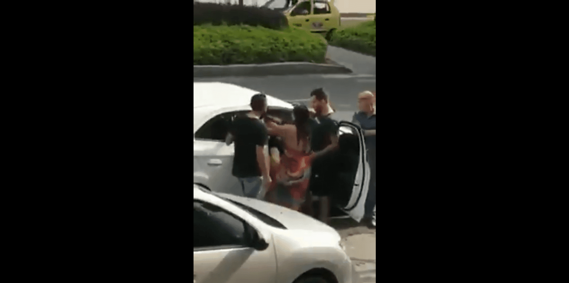 La mujer confrontó al infiel en el auto. Fuente: Twitter/anonymus_sin