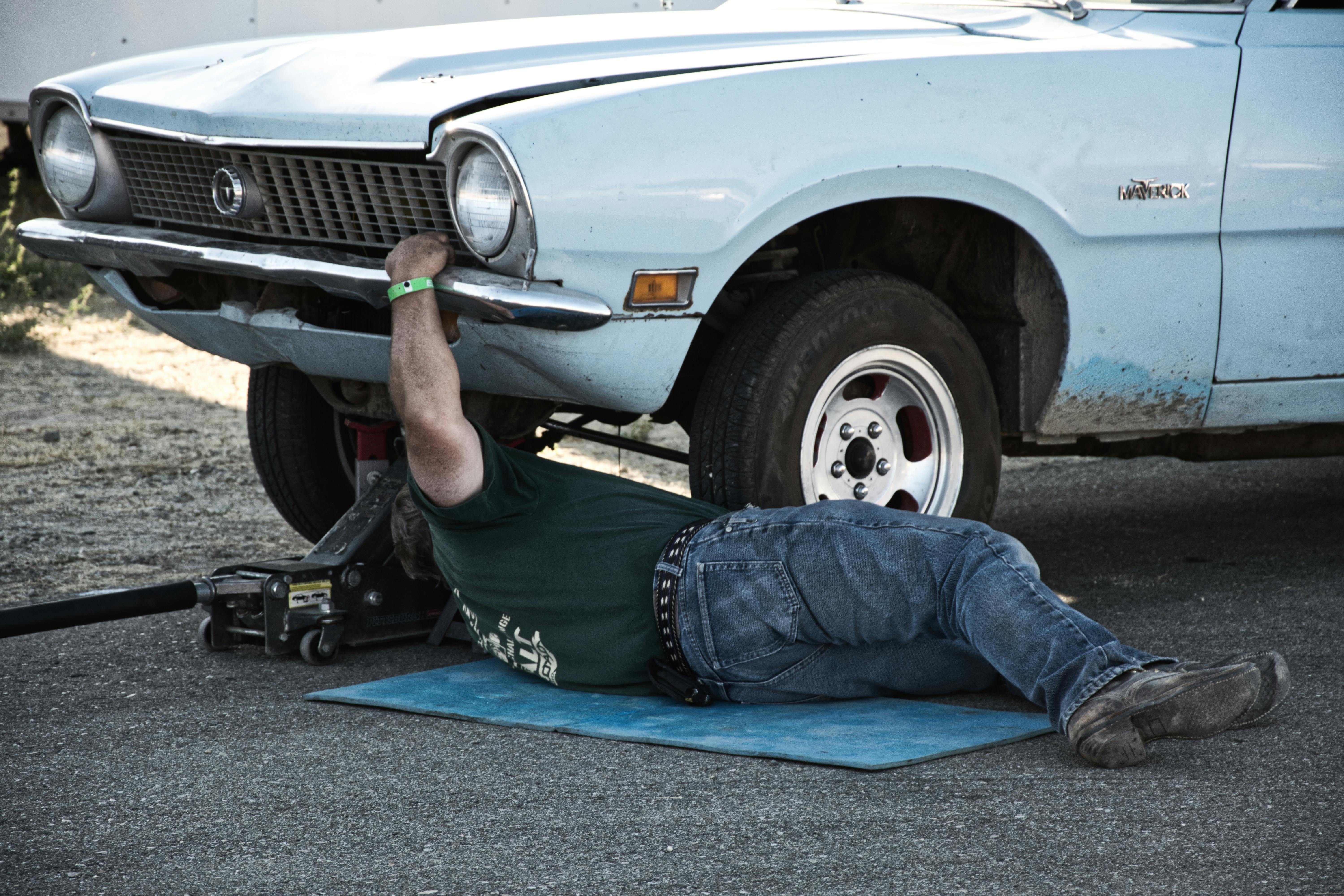 Un hombre arreglando un Automóvil | Fuente: Pexels