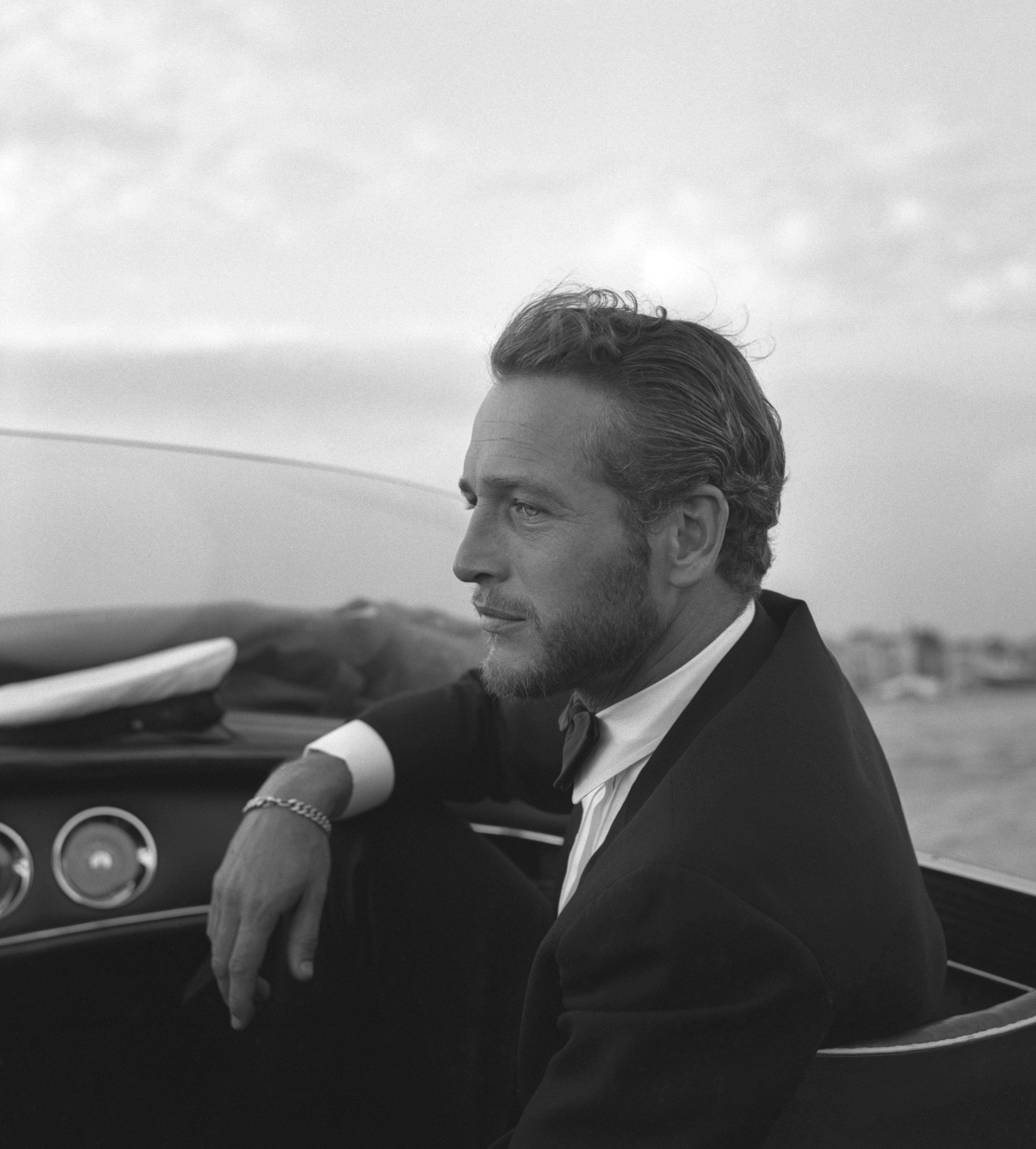 Paul Newman posando en un taxi acuático en Venecia, 1963. | Foto: Getty Images