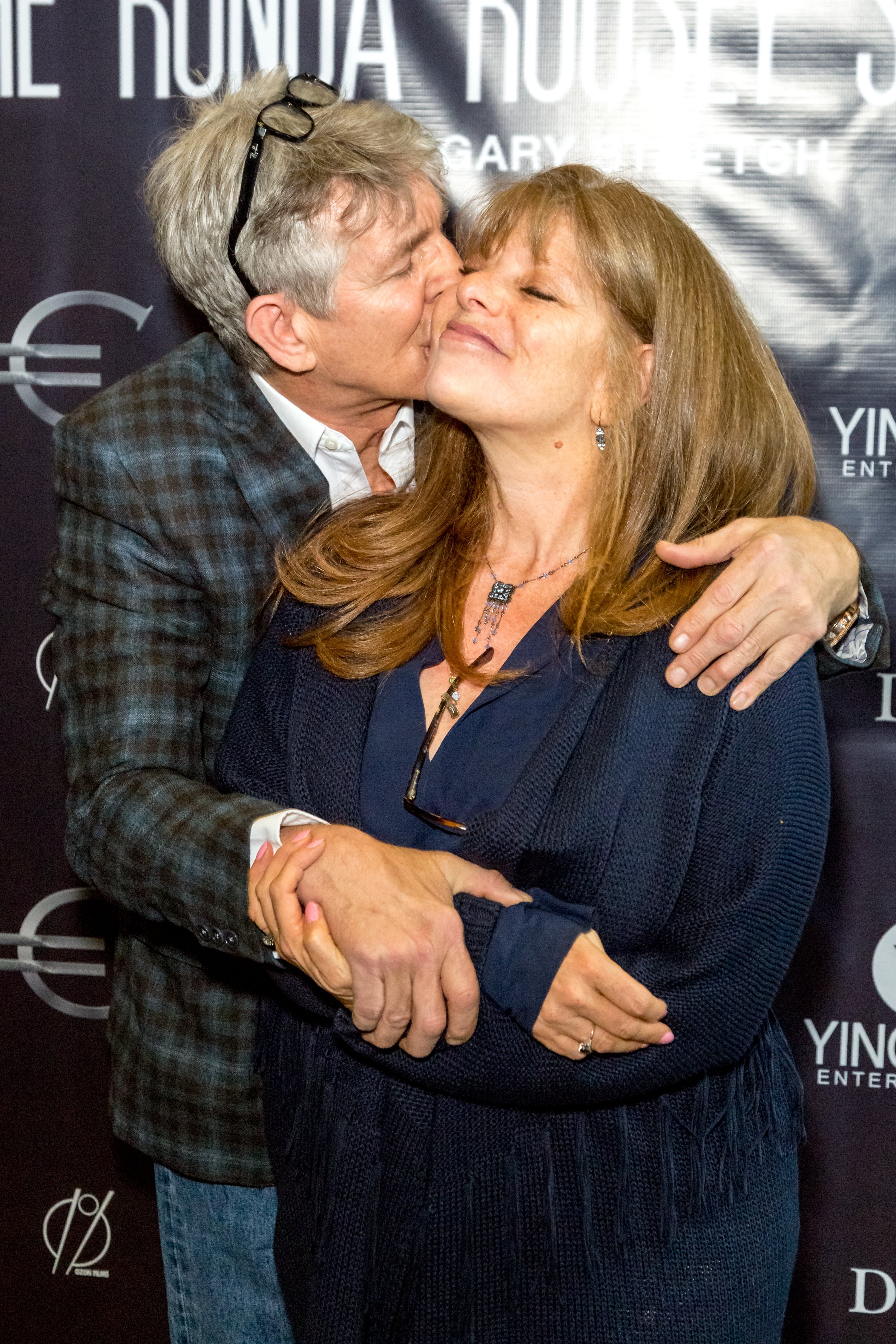 Eric Roberts y su esposa Eliza Roberts en la proyección de "Through My Father's Eyes: The Ronda Rousey Story", en el TCL Chinese Theatre 6, el 30 de diciembre de 2016 en Hollywood, California. | Foto: Getty Images