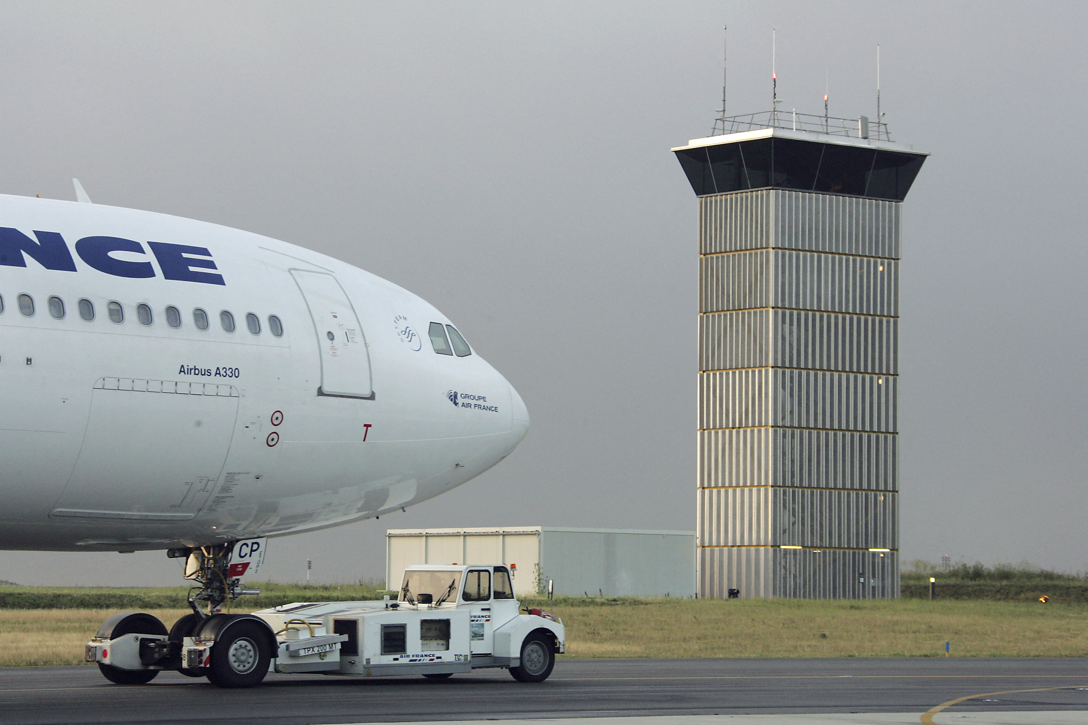 Un Airbus A330 de Air France acercándose a la torre de control de tráfico de París en 2006 | Fuente: Getty images