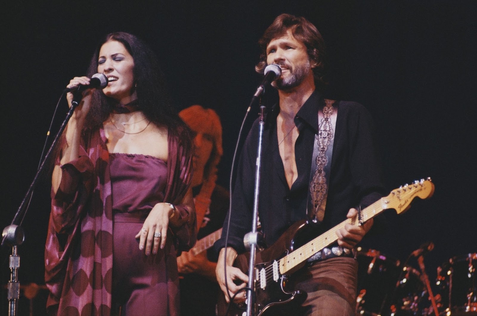 Rita Coolidge y Kris Kristofferson fotografiados actuando en 1979. | Fuente: Getty Images