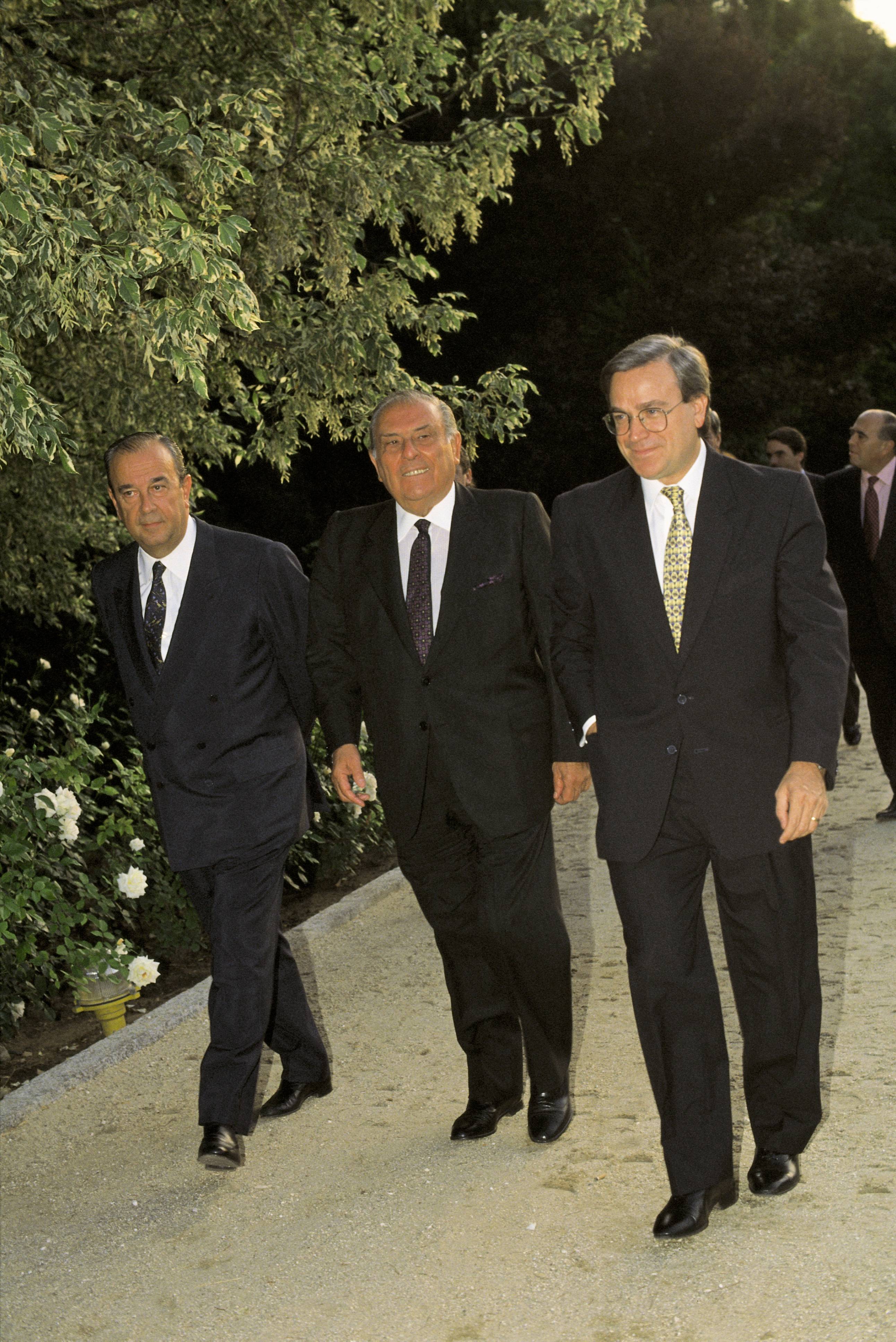 Banqueros españoles José María Amusategui, Alfonso Escamez y Francisco Luzón en España en abril de 2006. | Foto: Getty Images