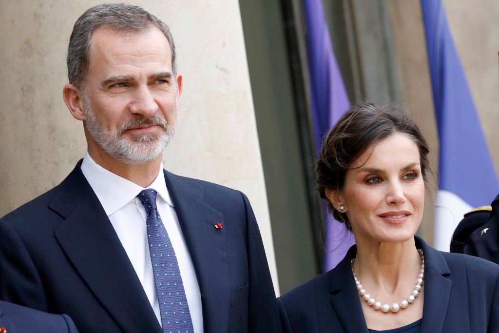 El Rey Felipe de España y la Reina Letizia de España antes de un almuerzo en el Palacio Presidencial del Elíseo el 11 de marzo de 2020 en París, Francia. | Foto: Getty Images