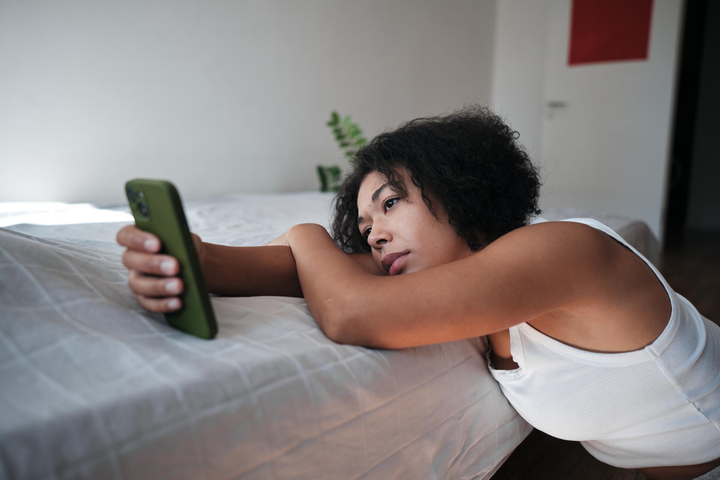 Una mujer haciendo scroll en su teléfono | Fuente: Getty Images